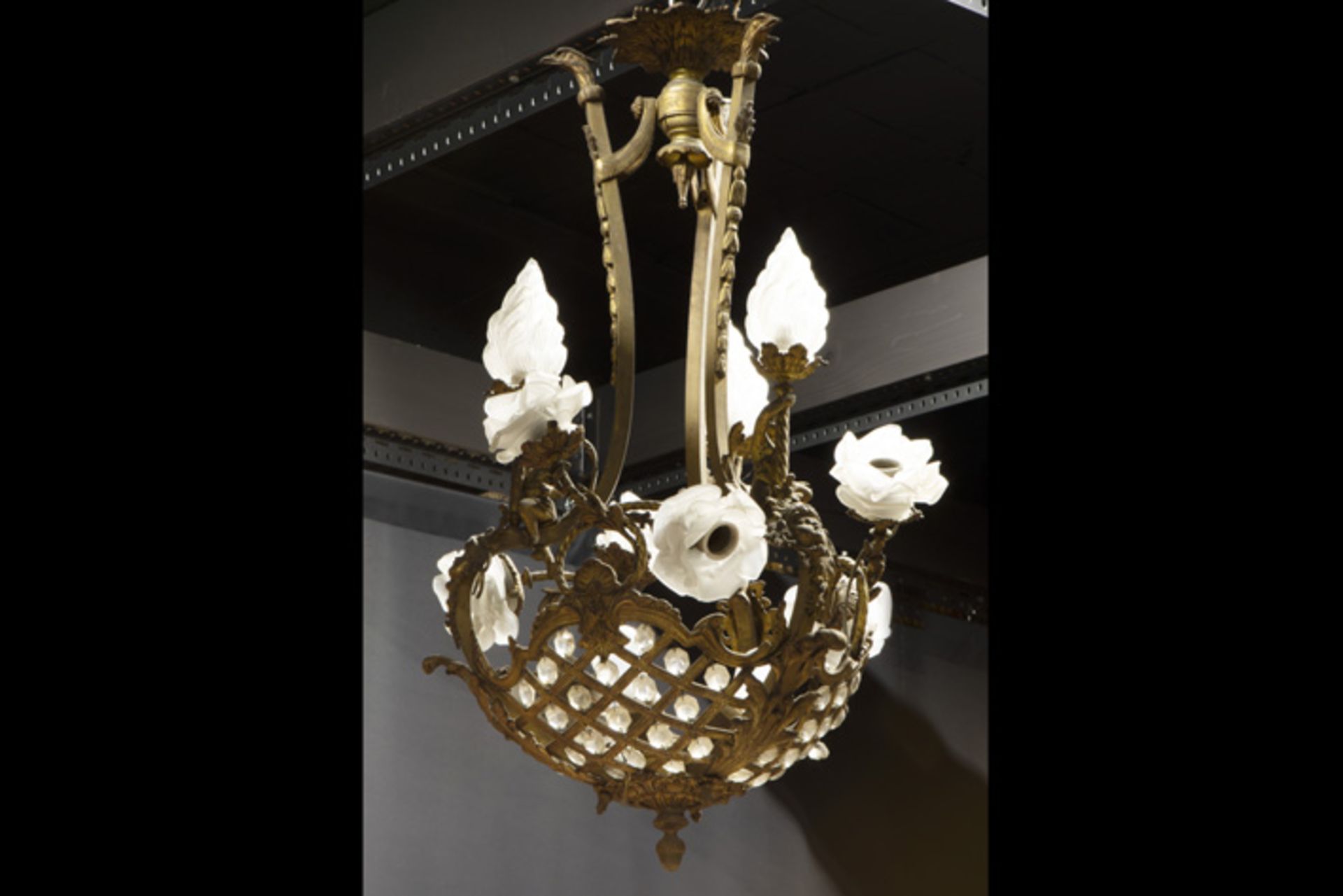'antique' basket shaped chandelier in bronze and crystal-glass adorned with cupids || 'Antieke'