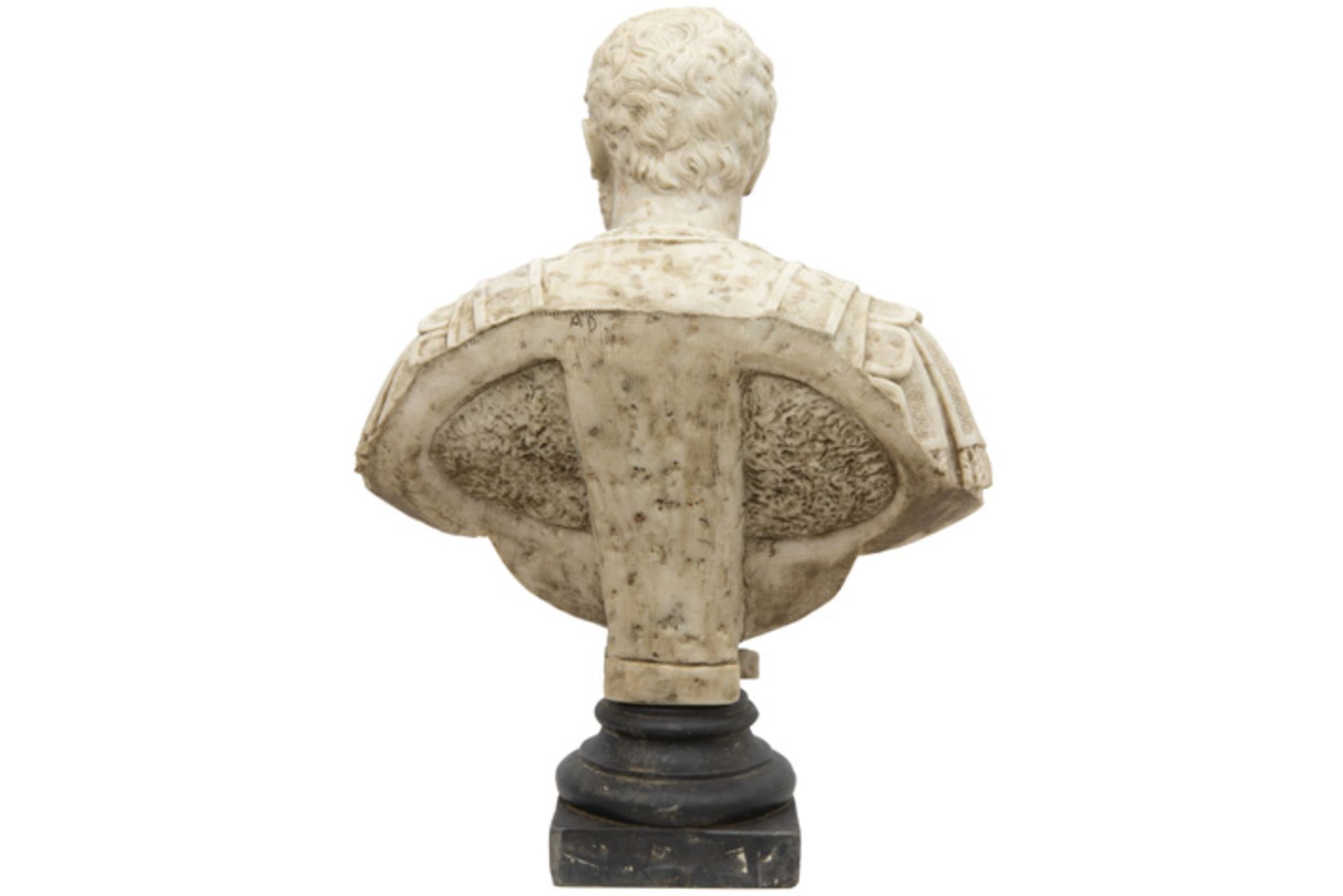 likely Italian bust in marble depicting a bearded Roman emperor or general || Allicht Italiaanse - Image 3 of 4