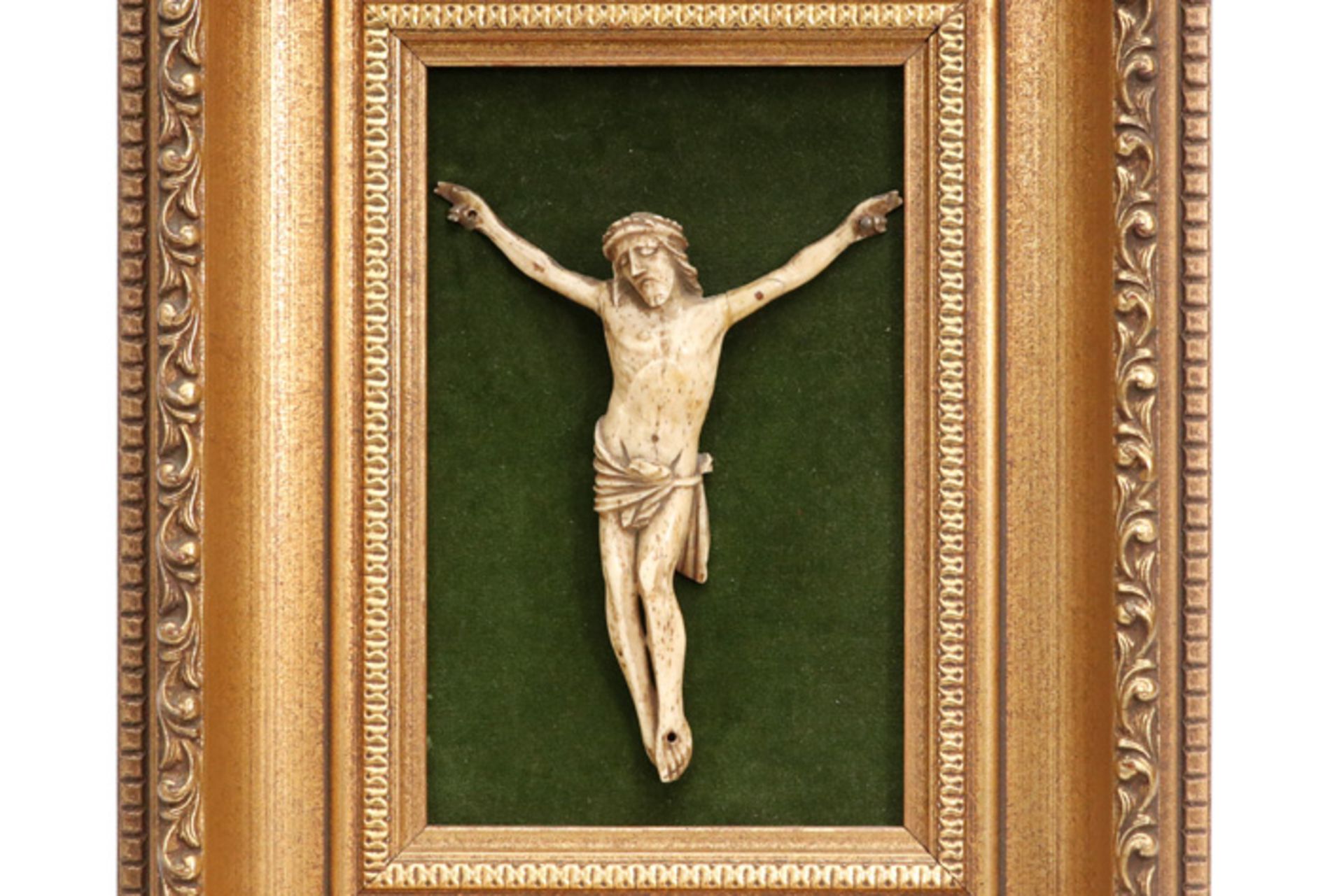 framed antique romanesque style Christ corpus in ivory or bone || Antieke Romaanse Christuscorpus ( - Image 2 of 2