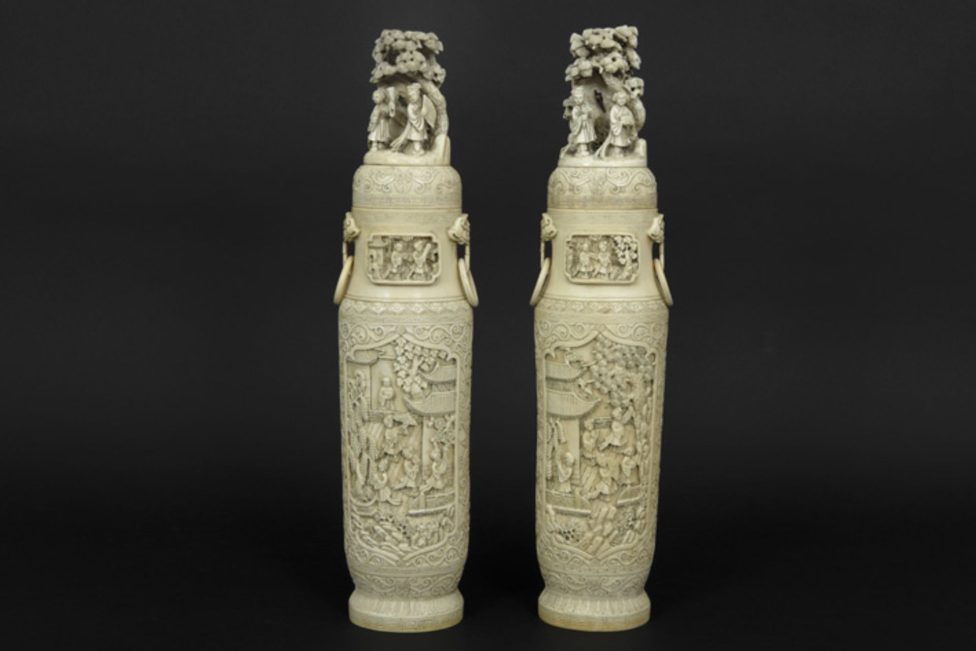 pair of 'antique' Chinese lidded vases in ivory with finely carved court scenes || Paar Chinese