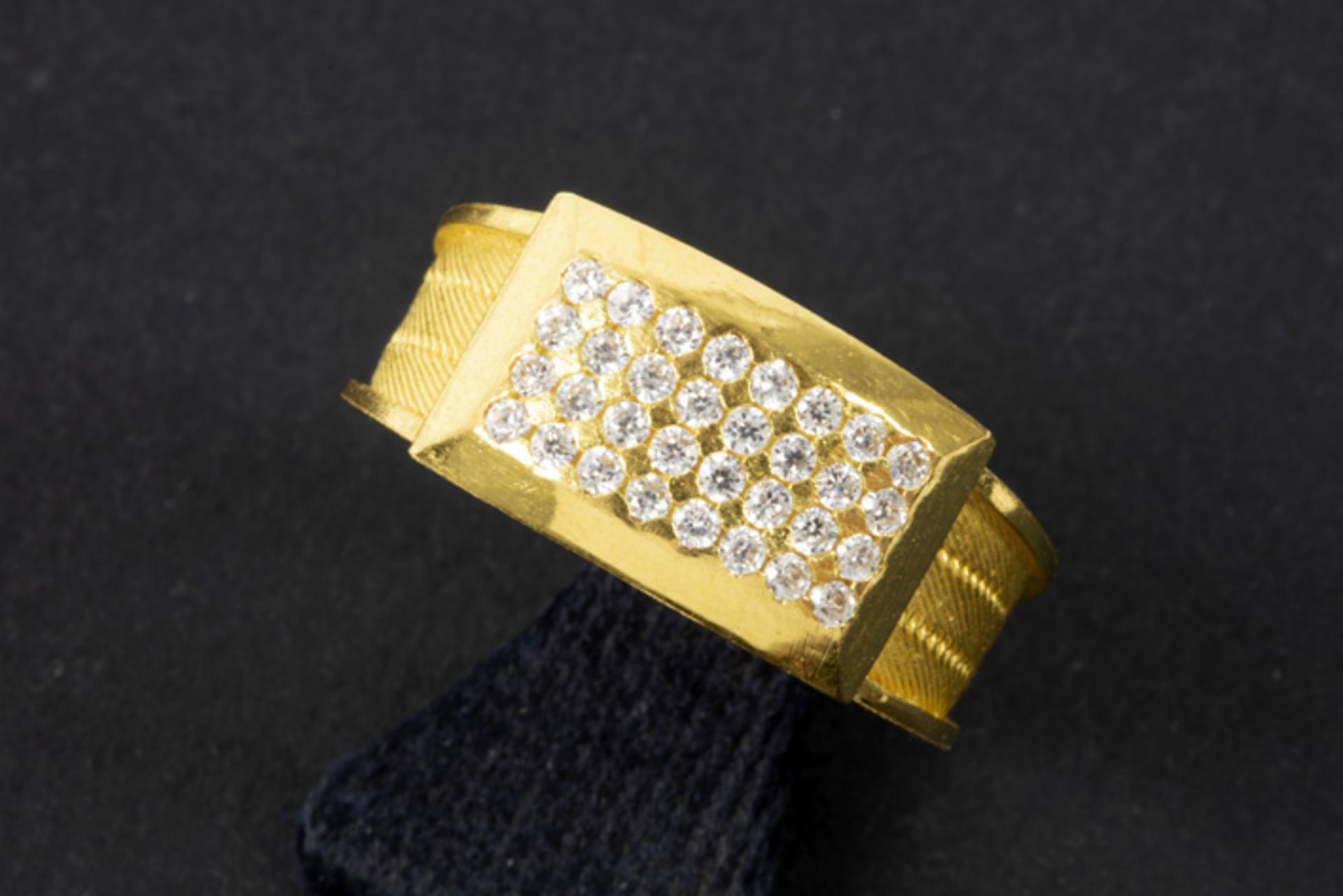 set of a necklace and bracelet in yellow gold (18 carat) with zirconia - 154,5 gram || Set van een - Image 2 of 7