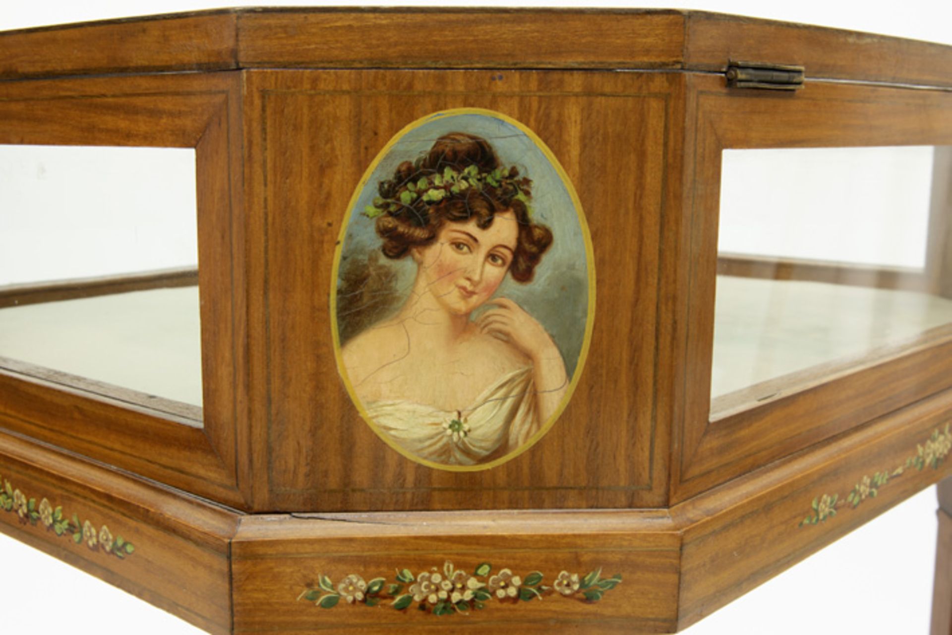 neoclassical display cabinet-table in satinwood with paintings attributed to Alfred Chambon || - Bild 5 aus 6