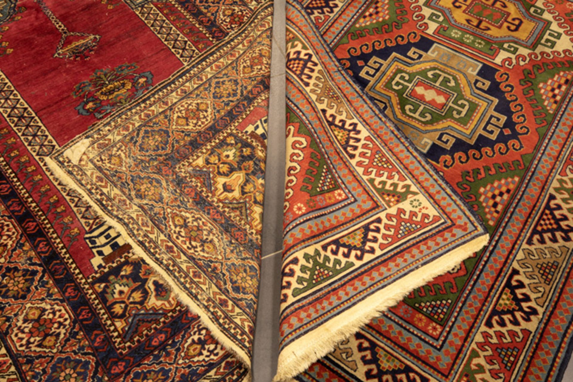 two Persian dozar carpets amongst which an antique Afshar praying rug || Lot (2) van een Perzisch - Image 2 of 2