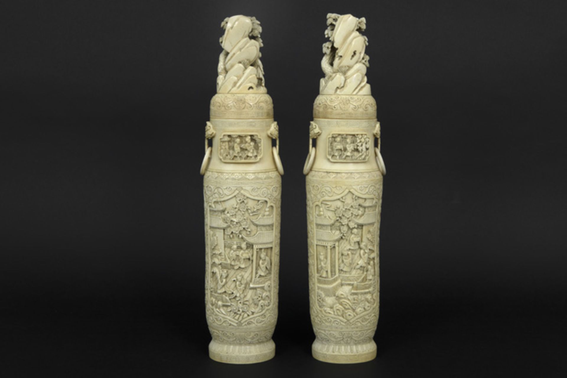 pair of 'antique' Chinese lidded vases in ivory with finely carved court scenes || Paar Chinese - Image 2 of 2