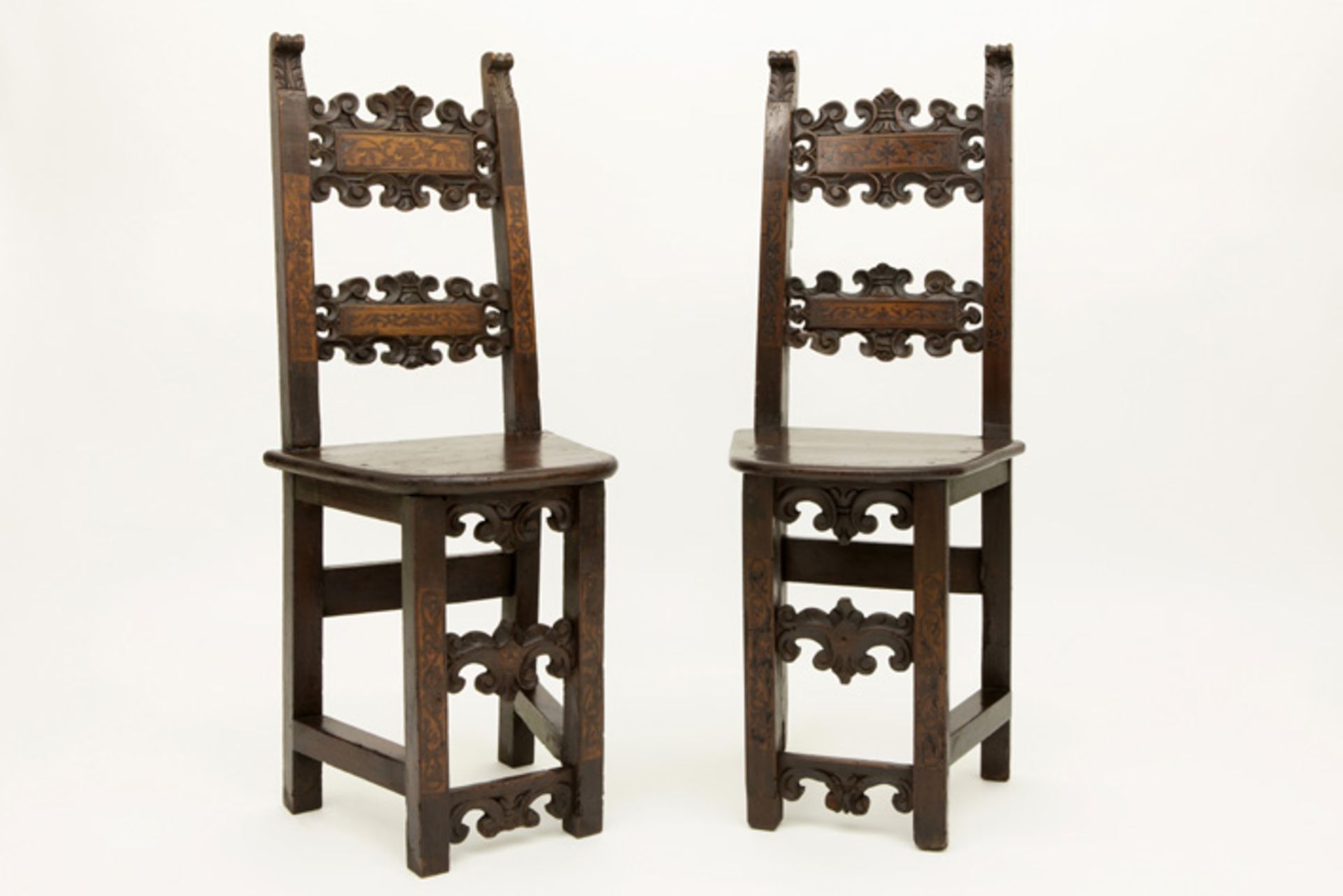 pair of 17th Cent. Italian chairs in walnut adorned with sculptures and inlay || ITALIË - 17° EEUW