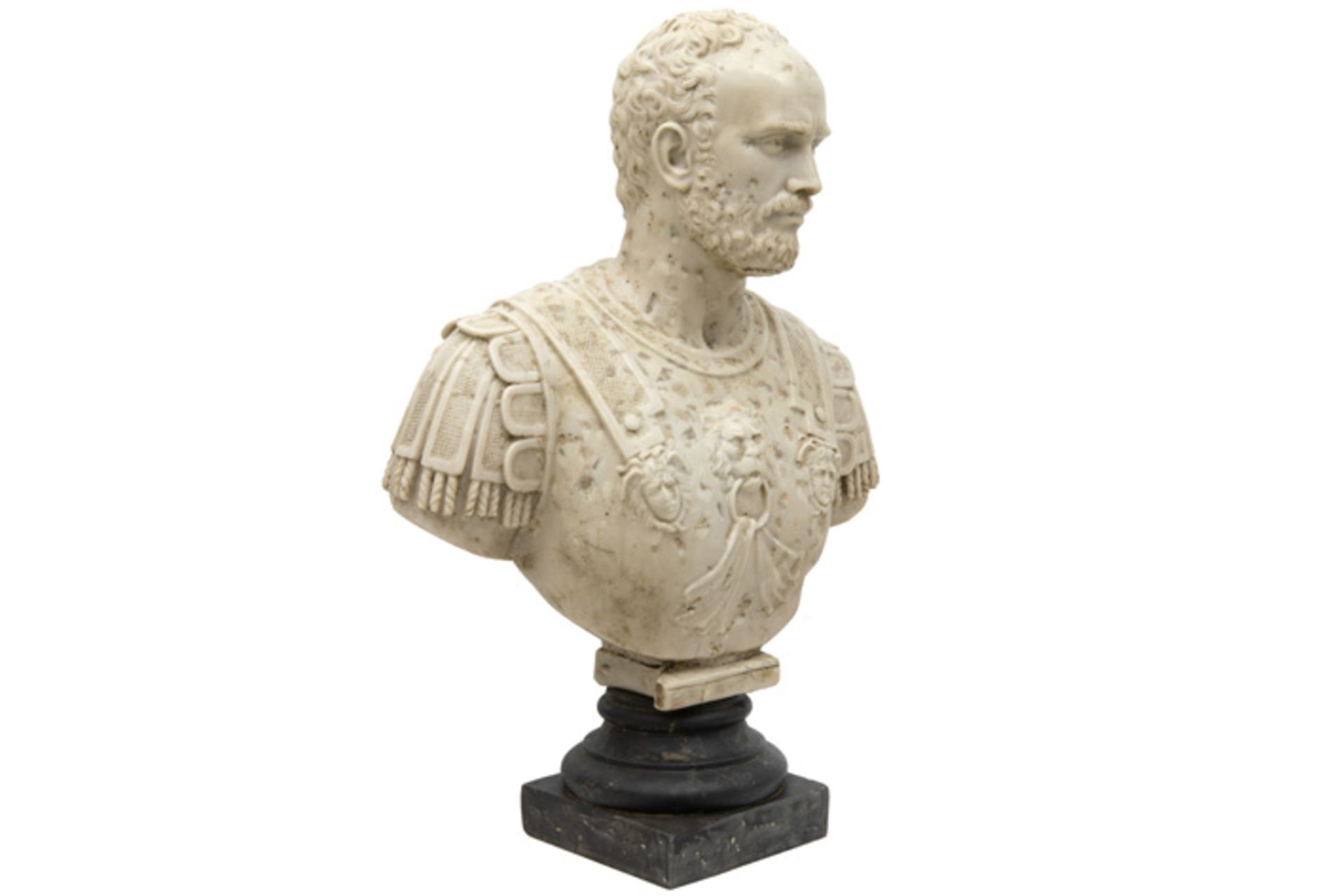 likely Italian bust in marble depicting a bearded Roman emperor or general || Allicht Italiaanse - Image 2 of 4