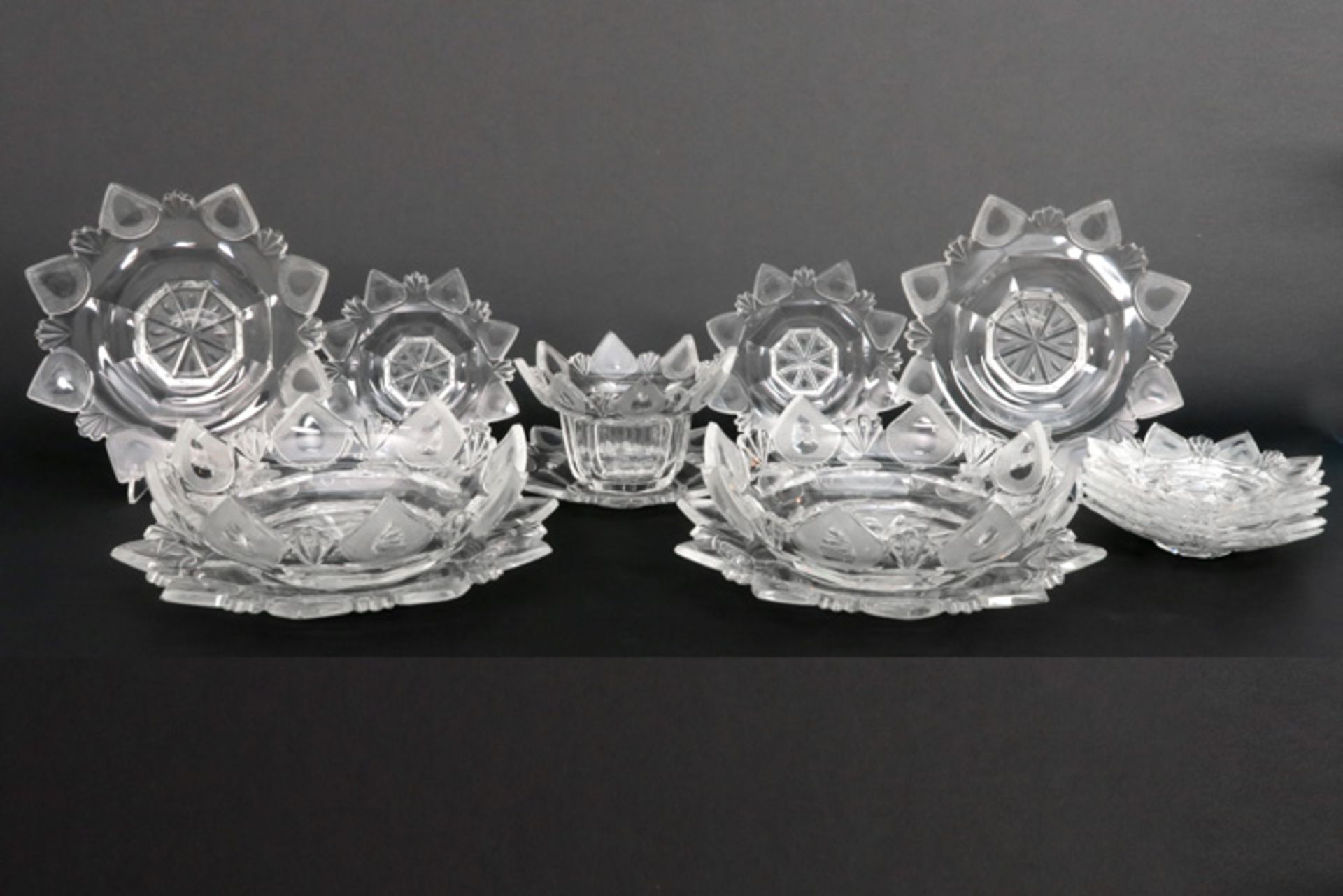 19th Cent. 14pc set of crystal plates and bowls || Negentiende eeuwse veertiendelige set in geslepen
