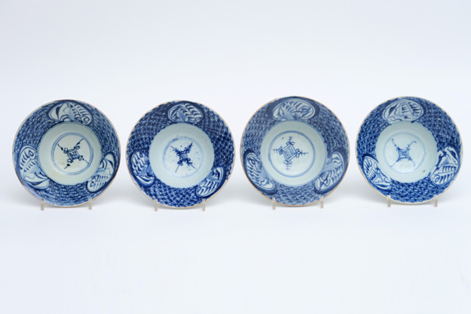 series of four antique Chinese bowls in porcelain with a blue-white decor || Serie van vier