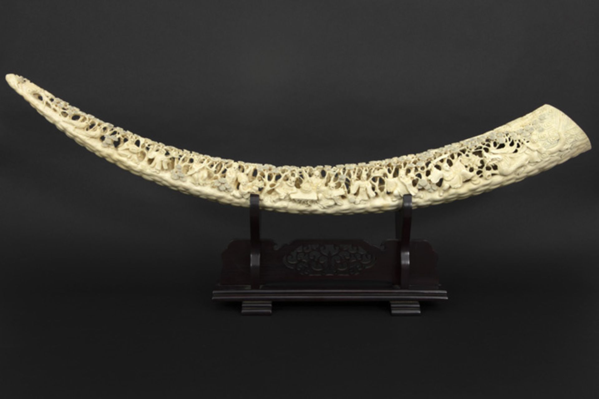 Chinese marked sculpture : a sculpted ivory tusk on stand || Chinese gemerkte sculptuur : een vrij