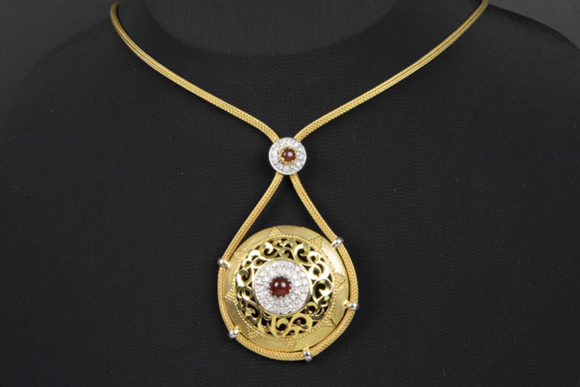 matching necklace with pendant in yellow gold (14 carat) with stones - 22,1 gram || Bijhorend