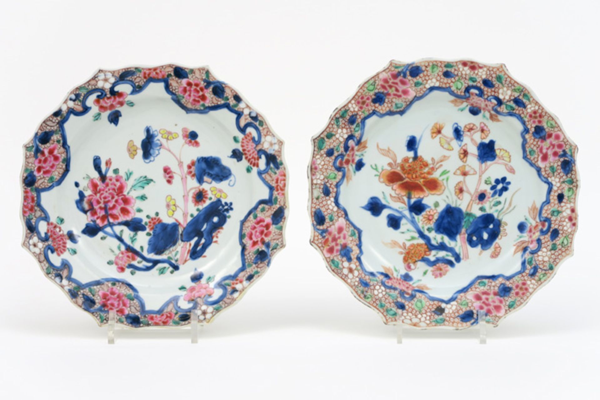 pair of 18th Cent. Chinese plates in porcelain with 'Famille Rose' garden decor || Paar achttiende