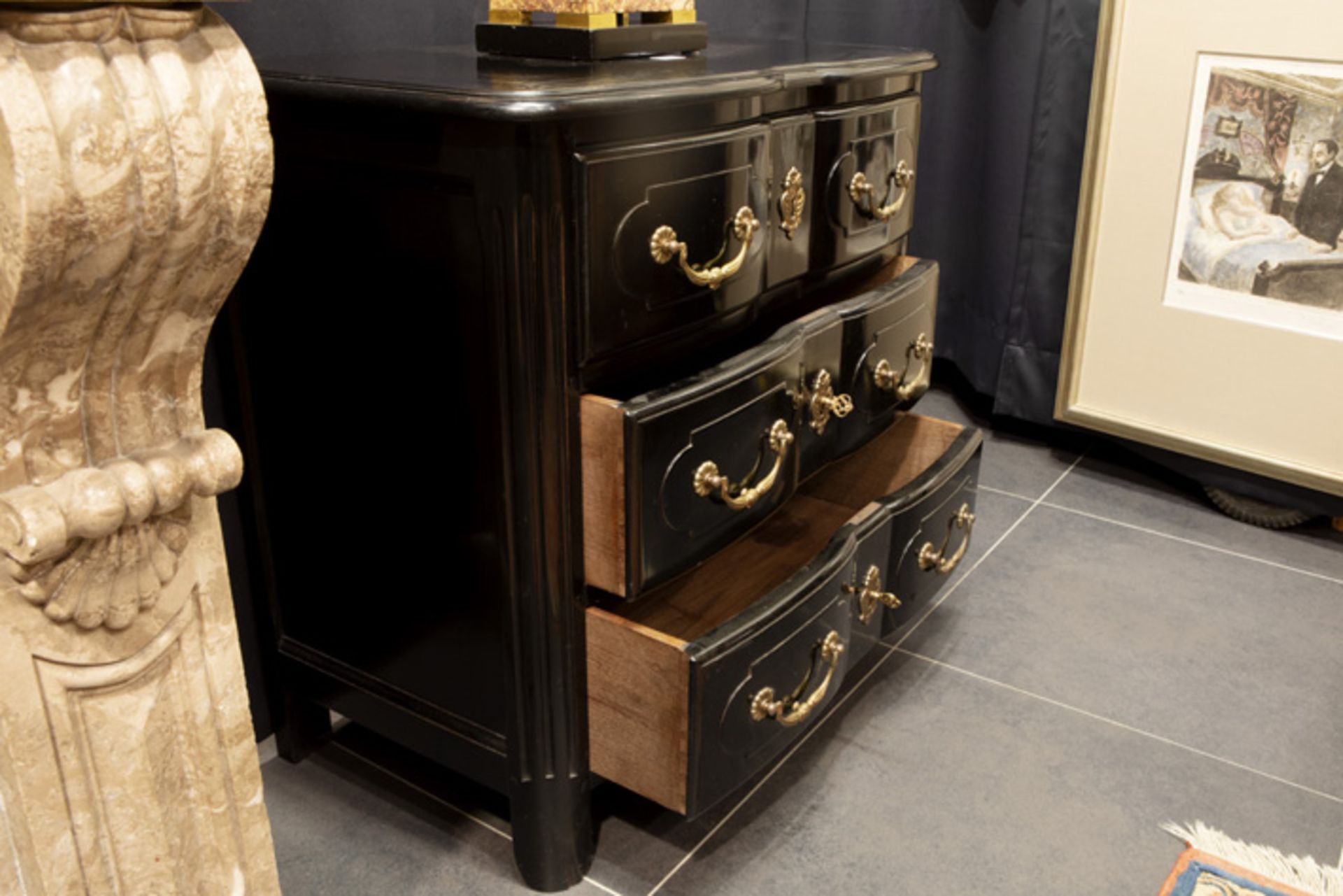 pair of baroque style chests of drawers in black lacquered wood with its original mountings in - Bild 3 aus 3