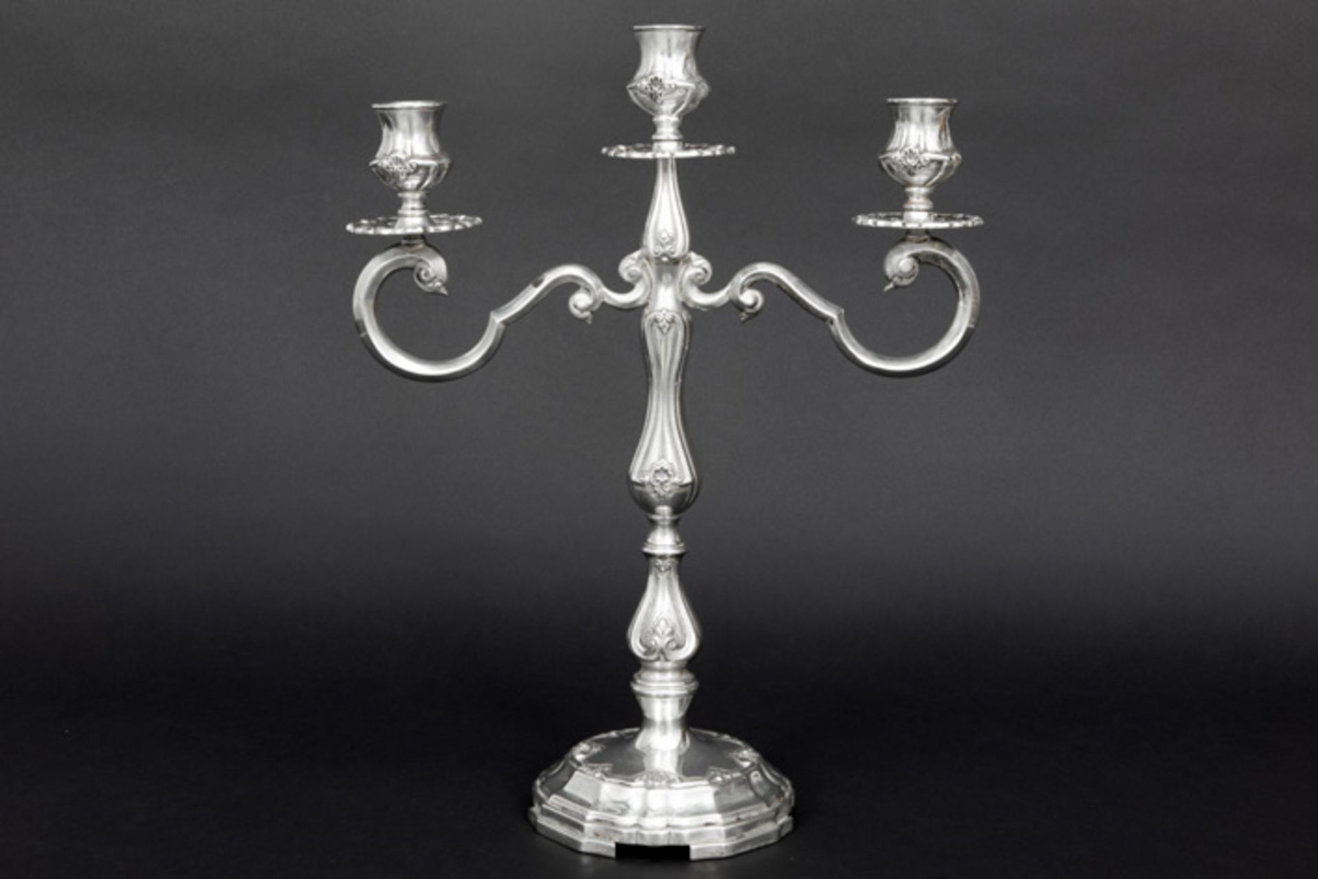 Portuguese antique candelabra in marked silver || Antieke driearmige, Portugese tafelkandelaar in
