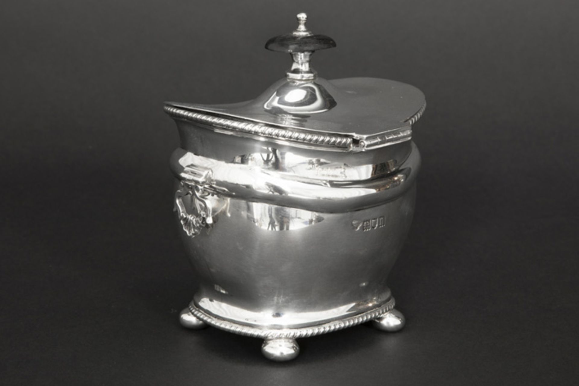 antique neoclassical tea box in marked and "Goldsmiths and Silversmiths" signed silver || GOLDSMITHS - Image 3 of 4