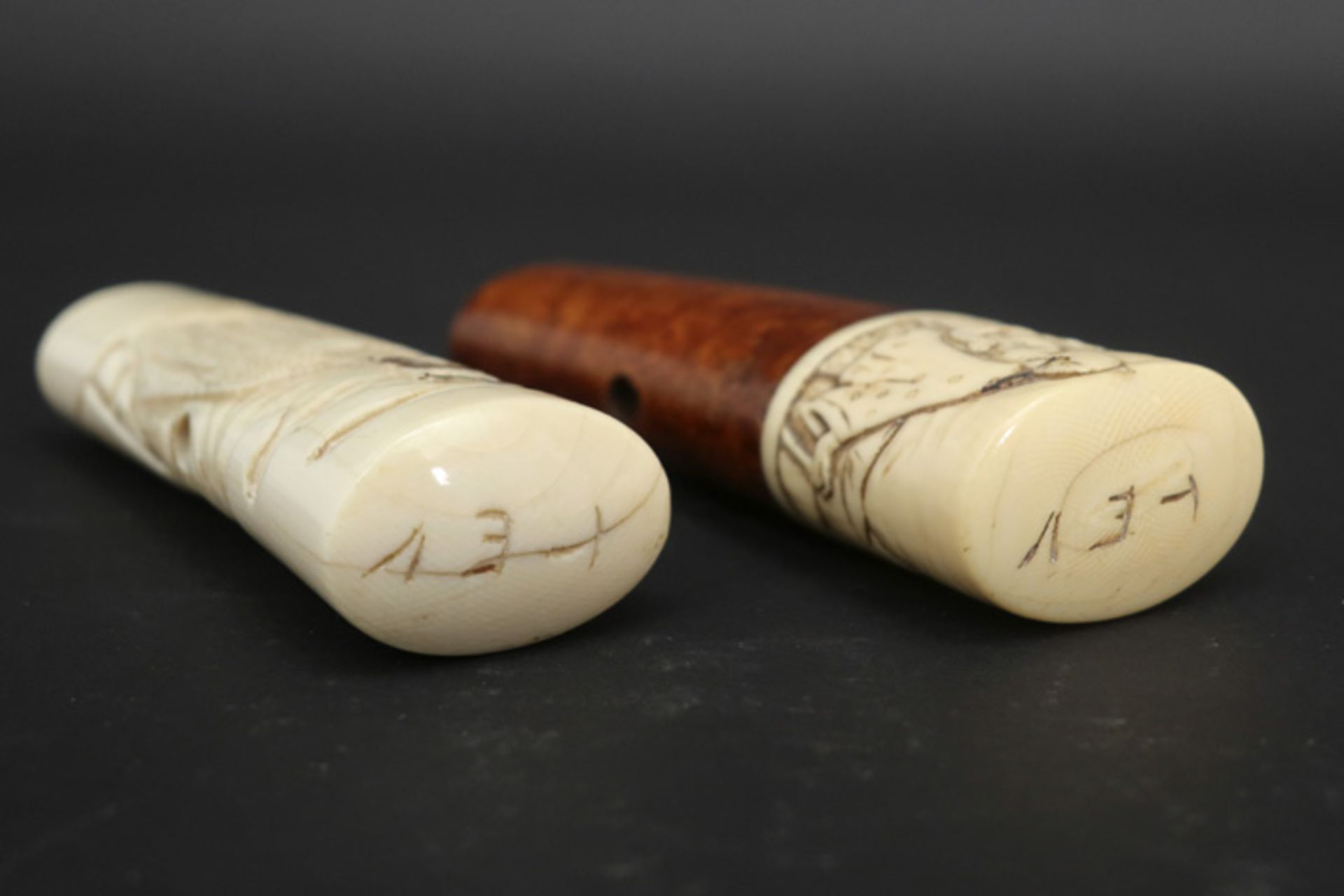 two umbrella grips, one in burr wood and ivory & one in ivory (Japanese work) || Twee grepen van - Image 2 of 4