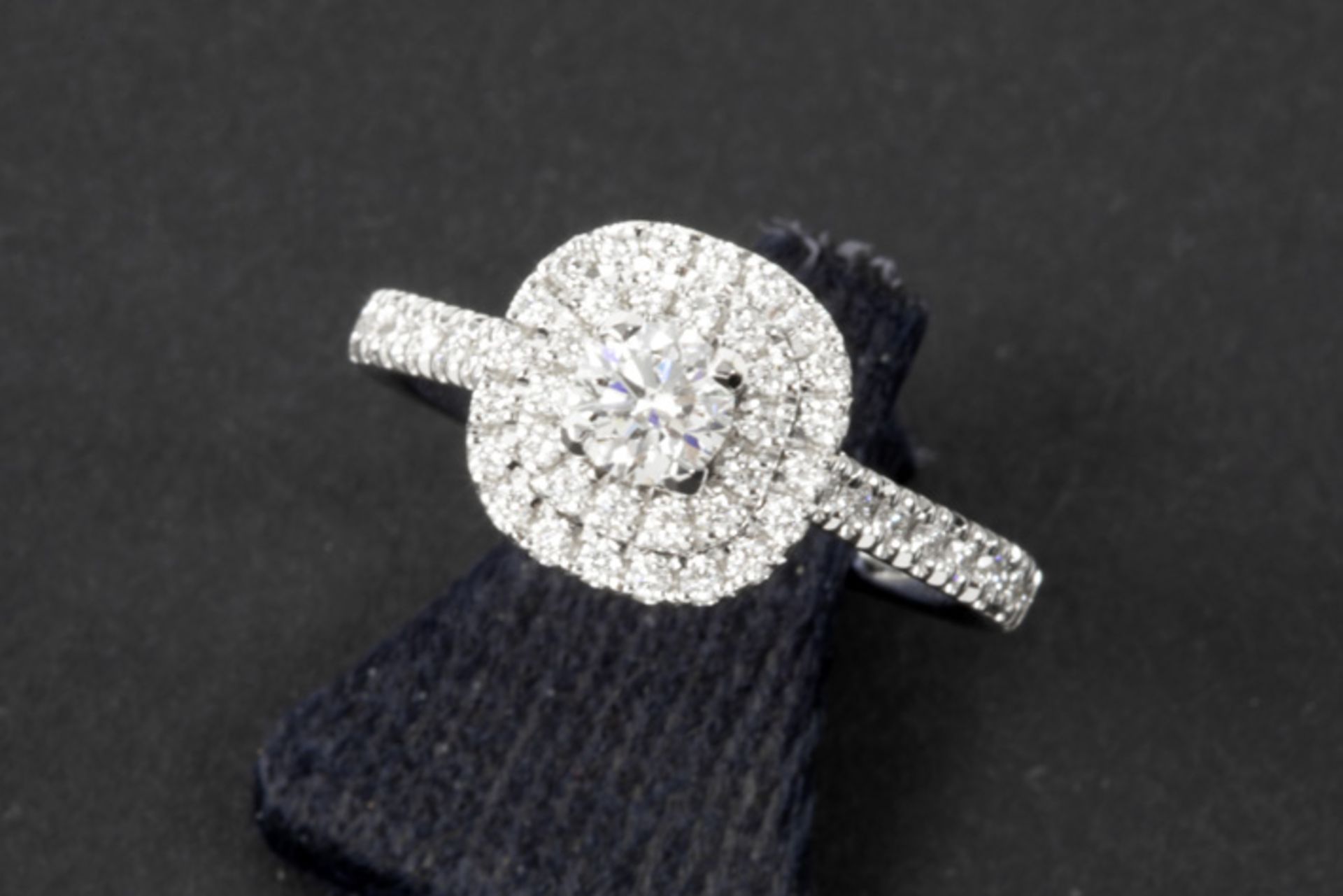 ring in white gold (18 carat) with a 0,30 carat very high quality brilliant cut diamond,