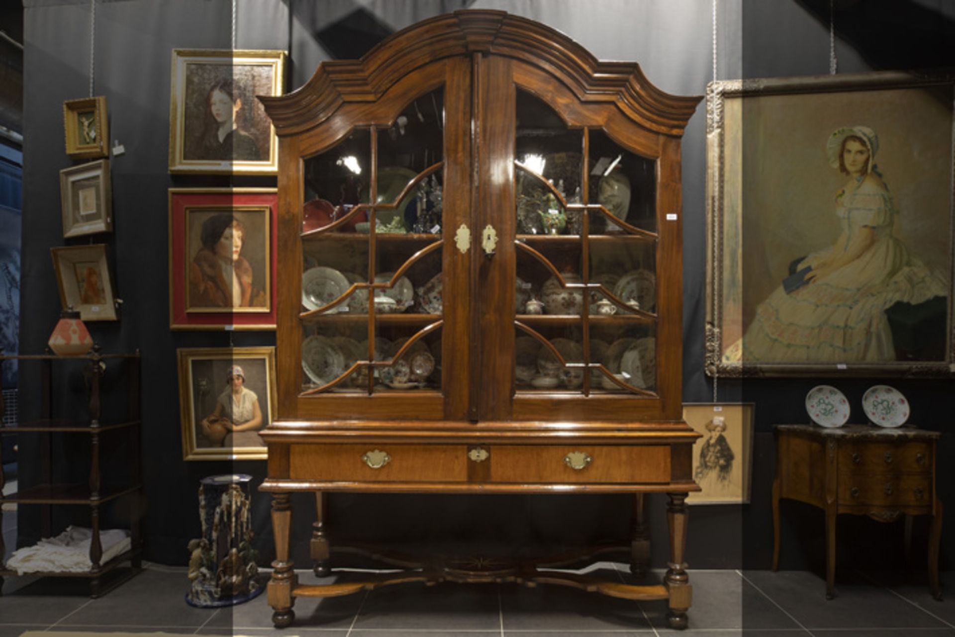 antique colonial display-cabinet in mahogany and walnut || Antiek koloniaal kruispootkabinet in