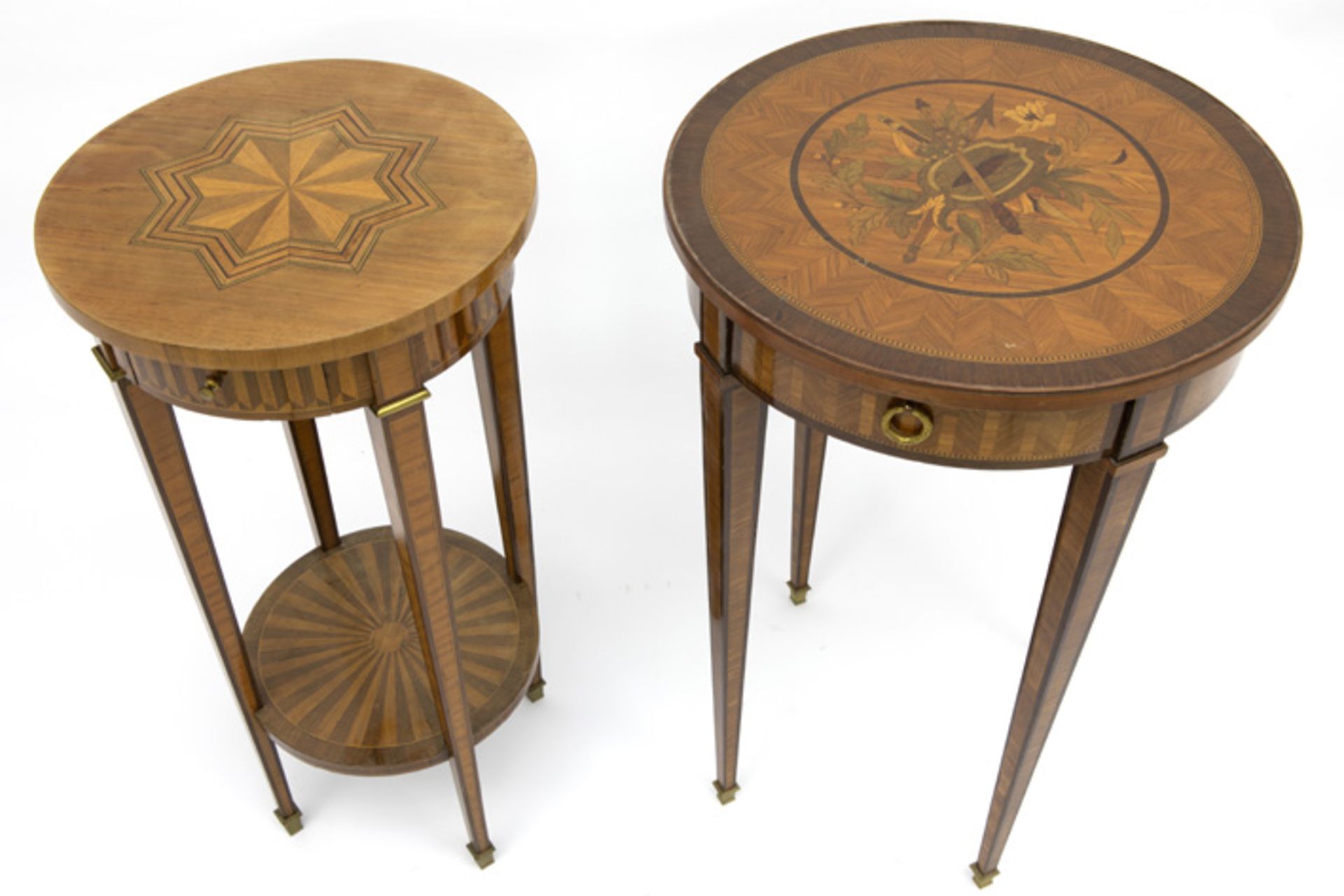 two small neoclassical occasional tables in marquetry || Lot van twee neoclassicistische - Image 2 of 2
