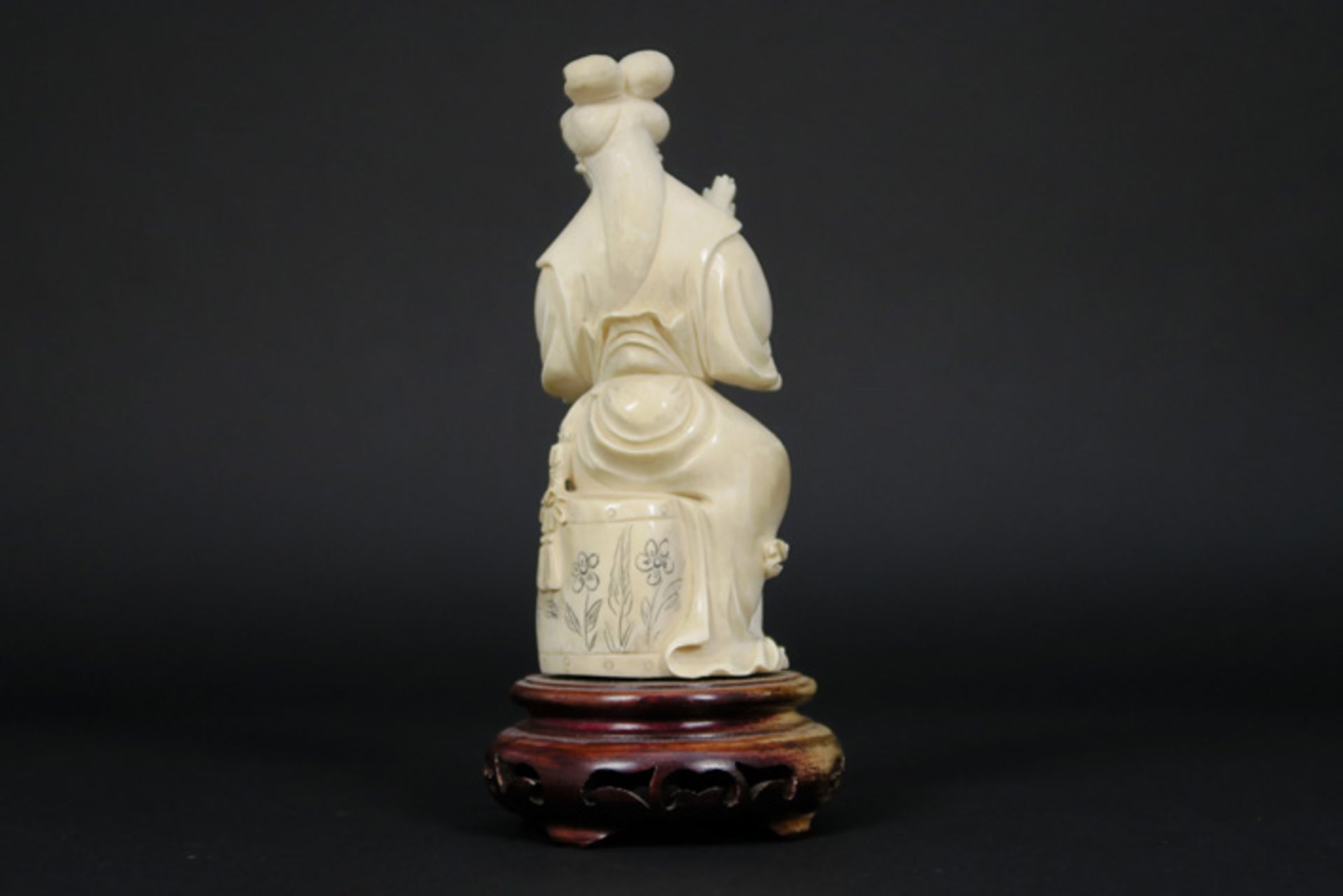 Chinese "Court Lady" sculpture in ivory || Chinese sculptuur in ivoor met de voorstelling van een - Image 4 of 4