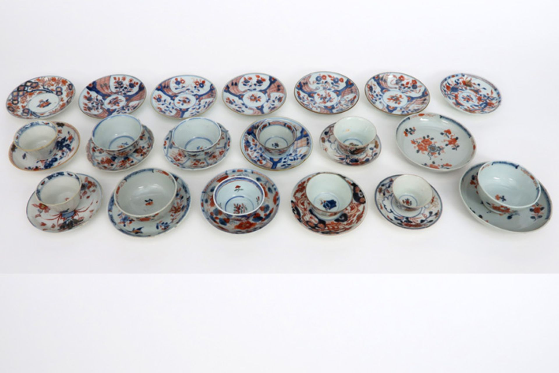 30 cups and saucers in 18th Cent. Chinese porcelain with Imari decor || Lot van 30 tasjes en - Image 2 of 2