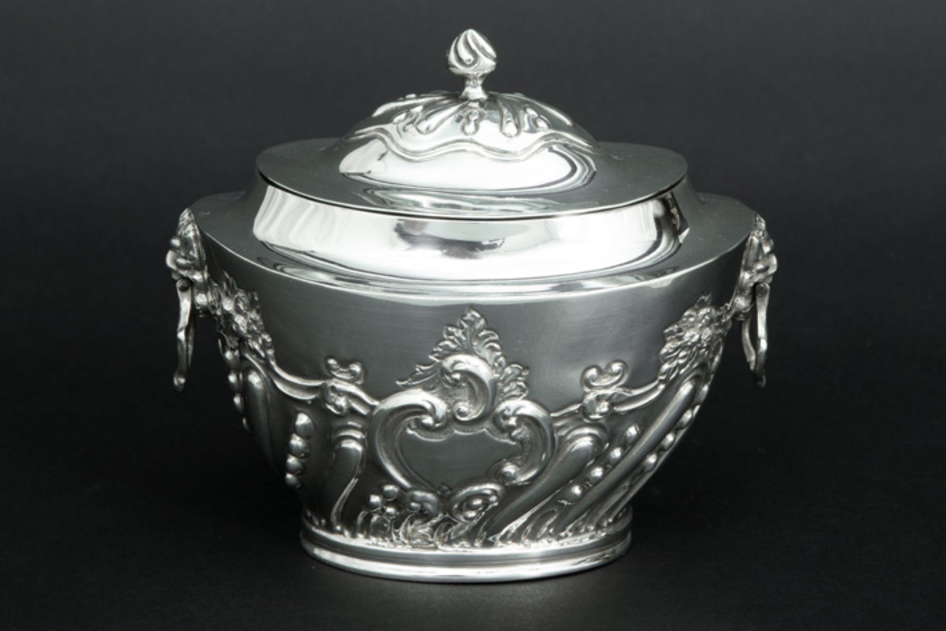antique tea box in Charles Stuart Harris signed and marked silver || CHARLES STUART HARRIS antieke