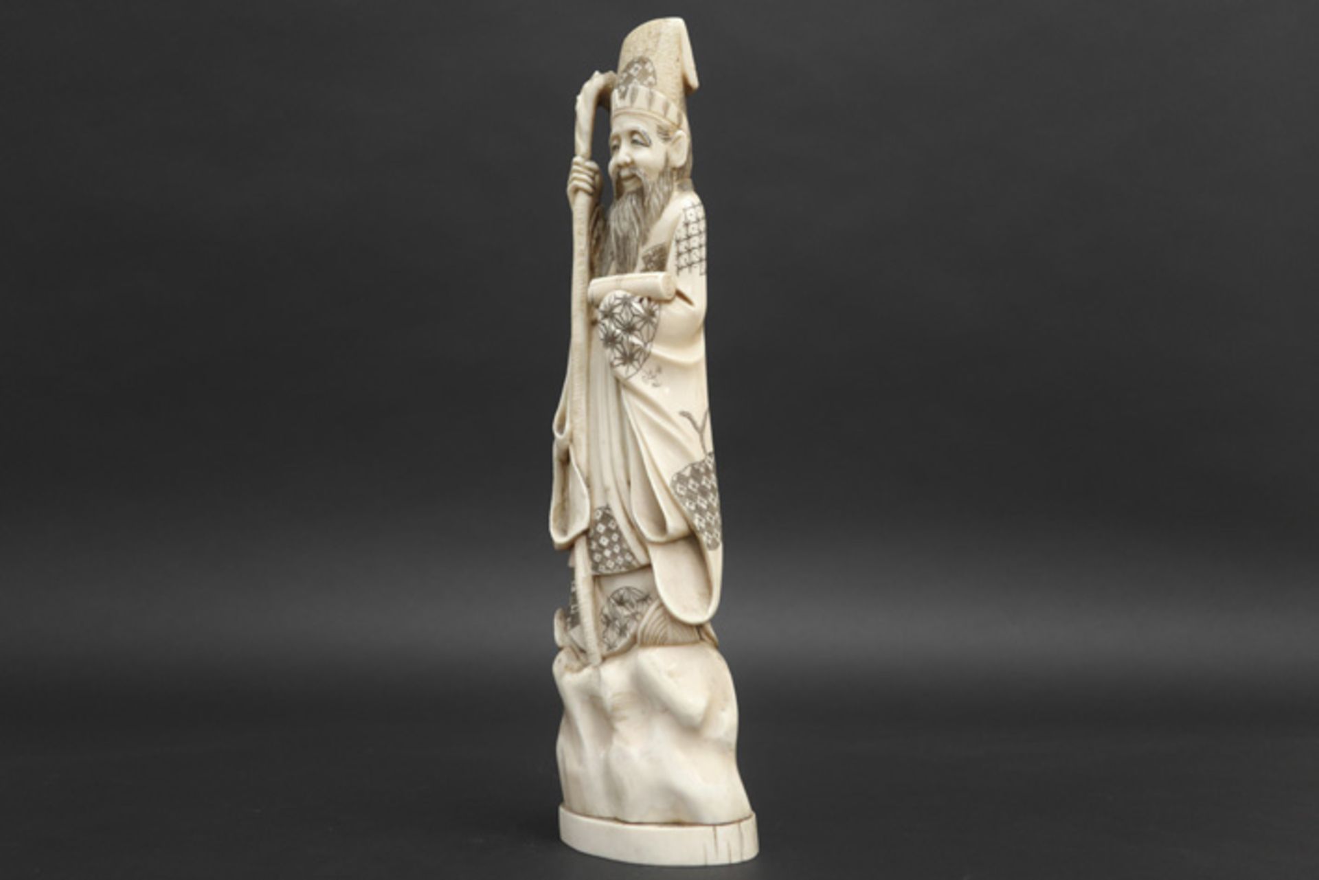 antique Chinese "Sage" sculpture in ivory || Antieke Chinese sculptuur in ivoor : "Wijze met - Image 2 of 4