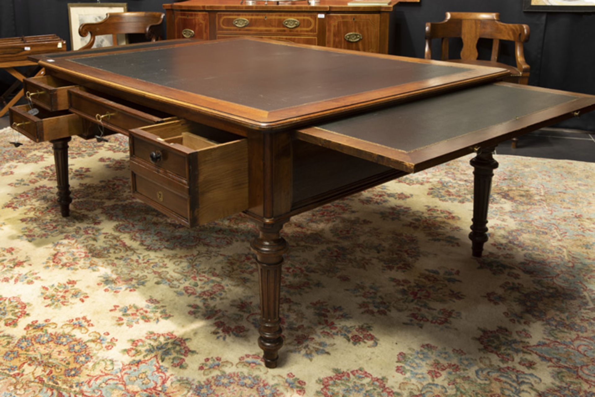 19th Cent. partners' desk with two armchairs in walnut || Negentiende eeuwse zgn partners' desk - Image 2 of 5