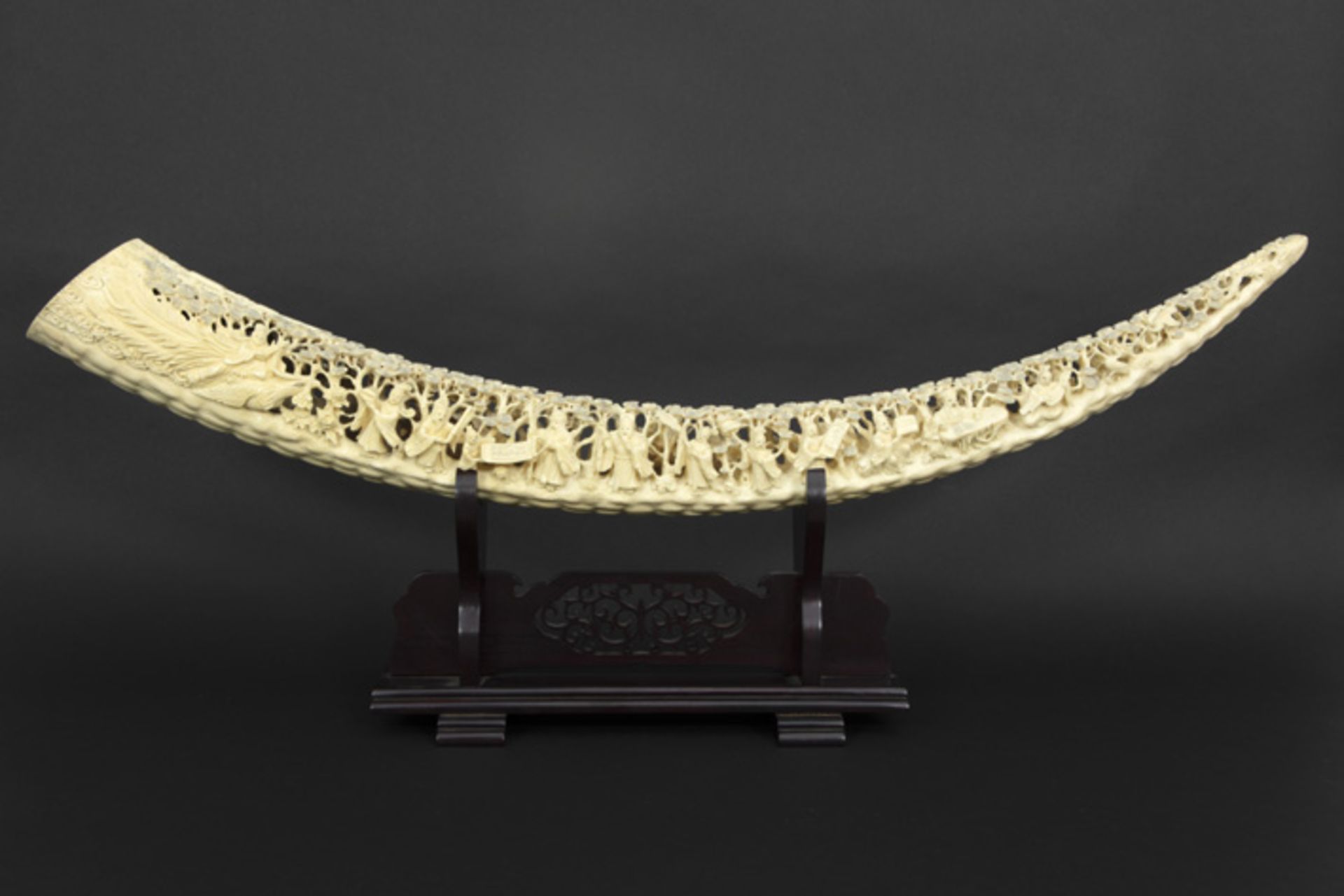 Chinese marked sculpture : a sculpted ivory tusk on stand || Chinese gemerkte sculptuur : een vrij - Image 2 of 2