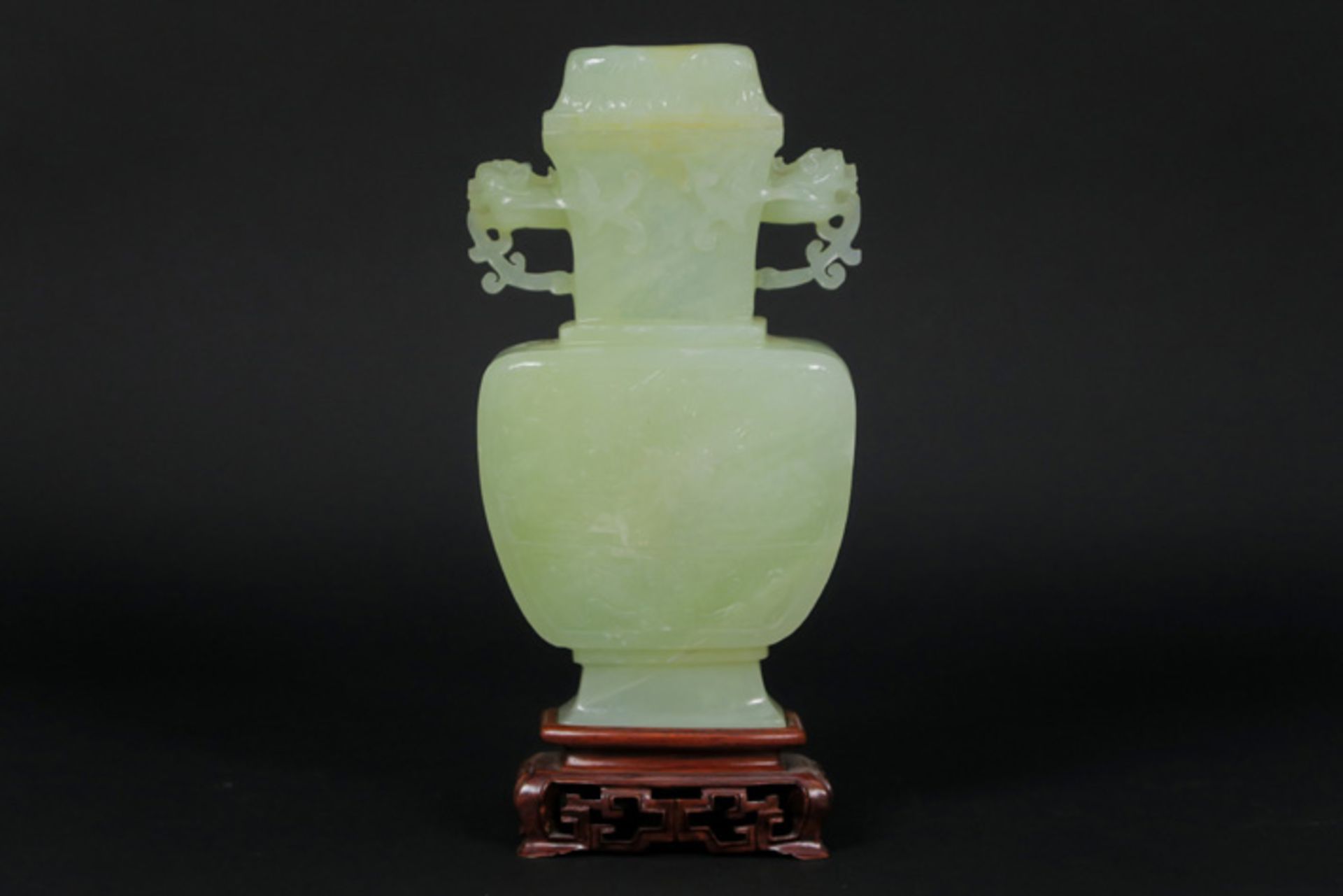 Chinese lidded vase in green stone || Chinese deksel vaas in een groen gesteente - hoogte : 21,5 - Image 3 of 4