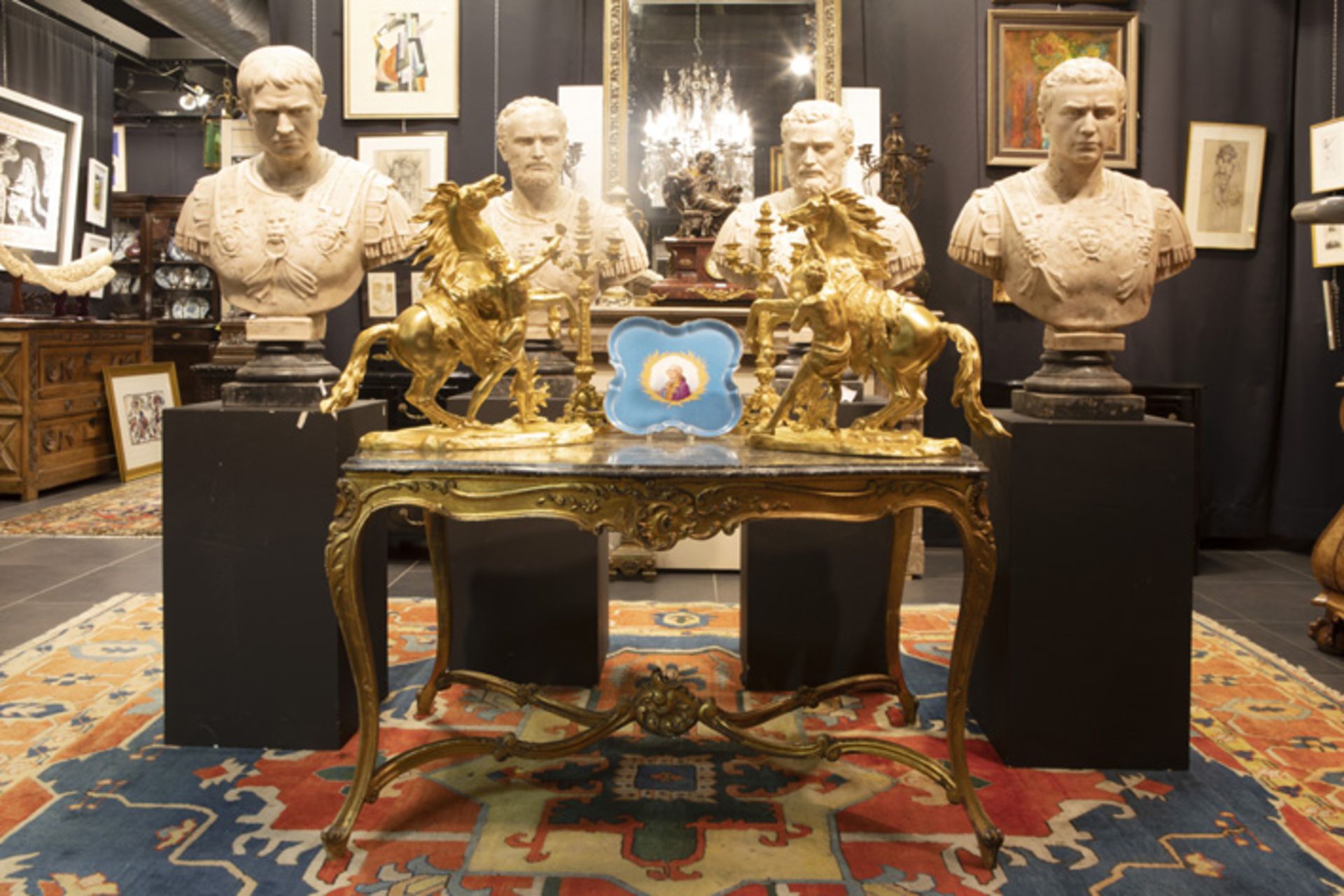 gilded Louis XV style table with a marble top || Gedoreerde zgn "table de gibier" in Lodewijk XV- - Image 4 of 4