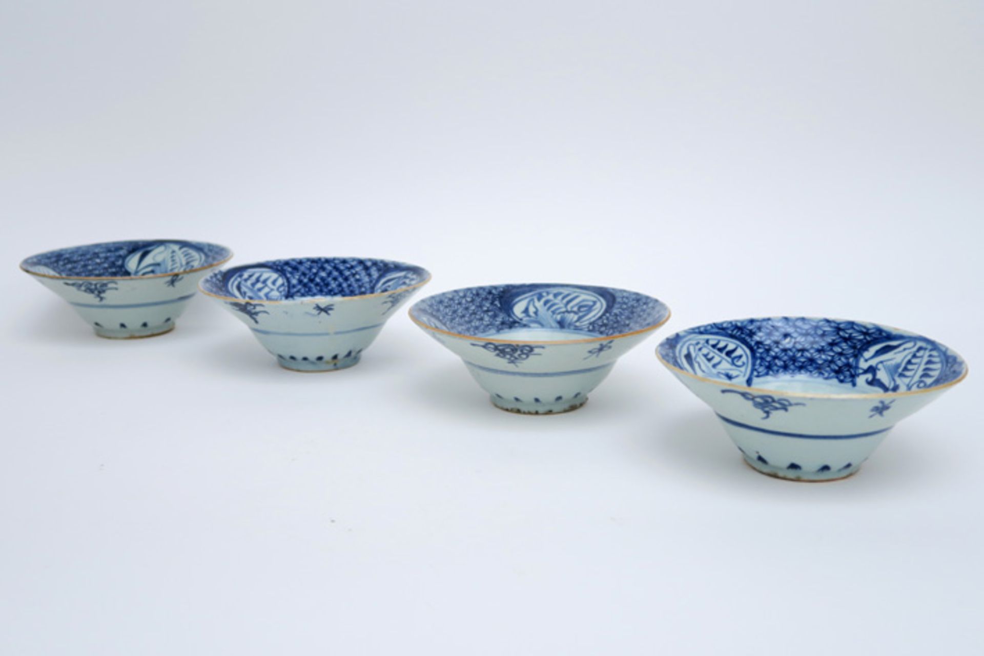 series of four antique Chinese bowls in porcelain with a blue-white decor || Serie van vier - Bild 3 aus 3