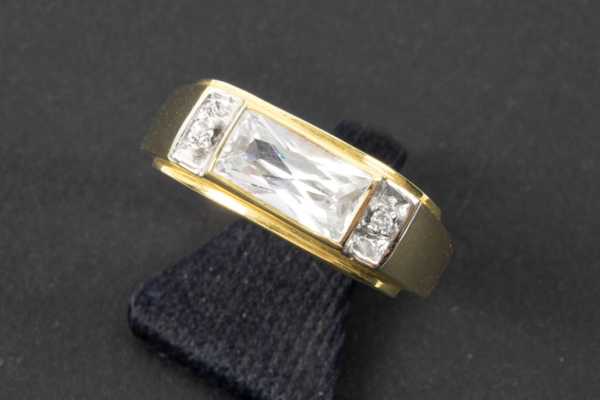 ring in yellow gold (14 carat) with a zircon || Ring in geelgoud (14 karaat) bezet met een zirkoon