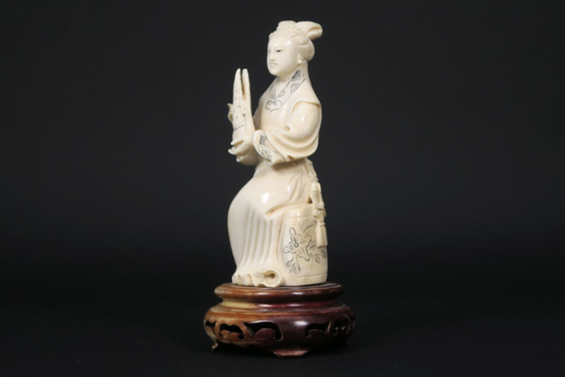 Chinese "Court Lady" sculpture in ivory || Chinese sculptuur in ivoor met de voorstelling van een - Image 3 of 4