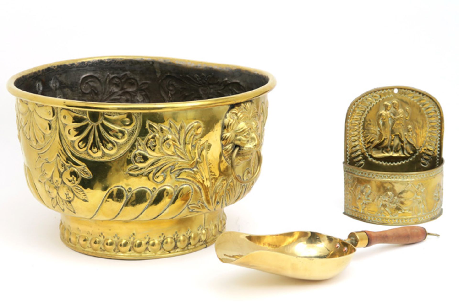 17th/18th Cent. brass basin and holy water font || Lot met een zeventiende/achttiende eeuws bekken - Image 2 of 2