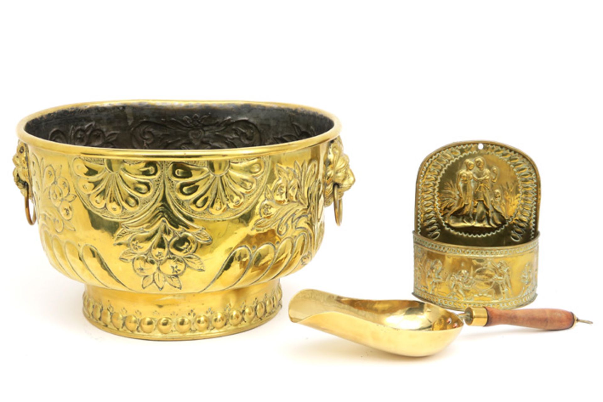 17th/18th Cent. brass basin and holy water font || Lot met een zeventiende/achttiende eeuws bekken