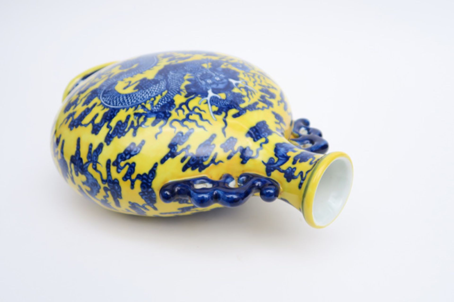 Chinese vase in marked porcelain with a blue dragons decor on a yellow base || Chinese vaas in - Bild 3 aus 5