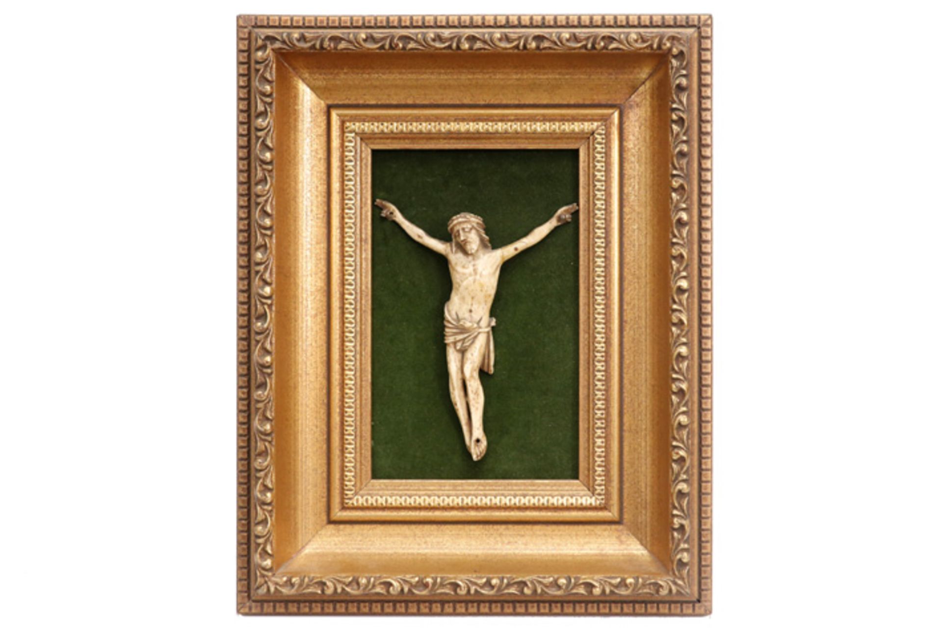 framed antique romanesque style Christ corpus in ivory or bone || Antieke Romaanse Christuscorpus (