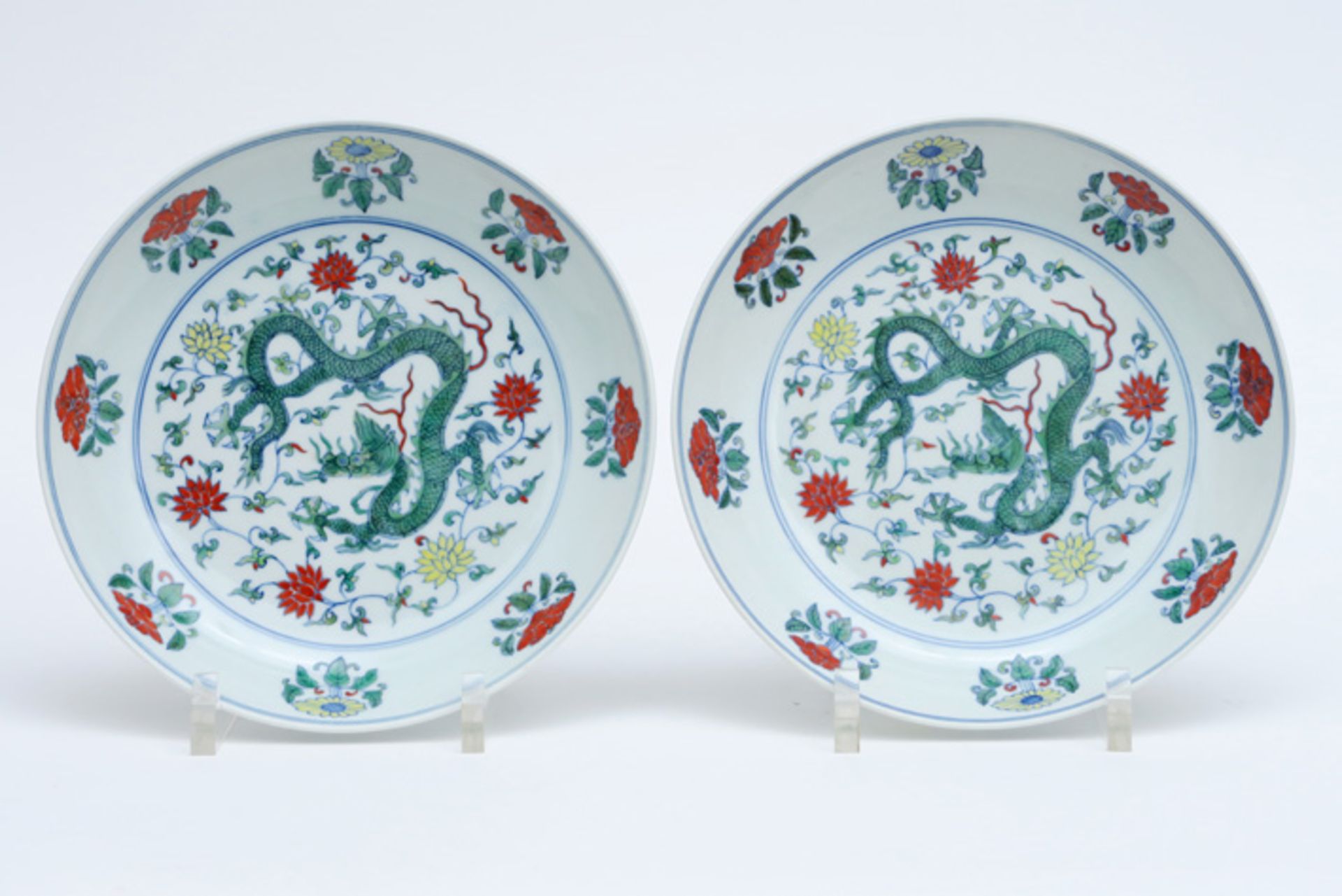 pair of Chinese plates in marked porcelain with a polychrome dragons decor || Paar Chinese borden in