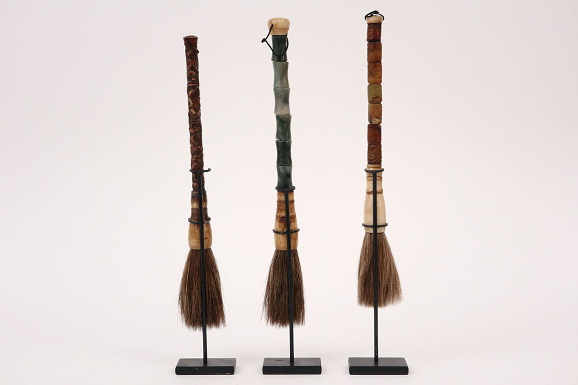 three Chinese brushes with nice grips || Lot van drie Chinese penselen met mooie grepen - - Image 2 of 2