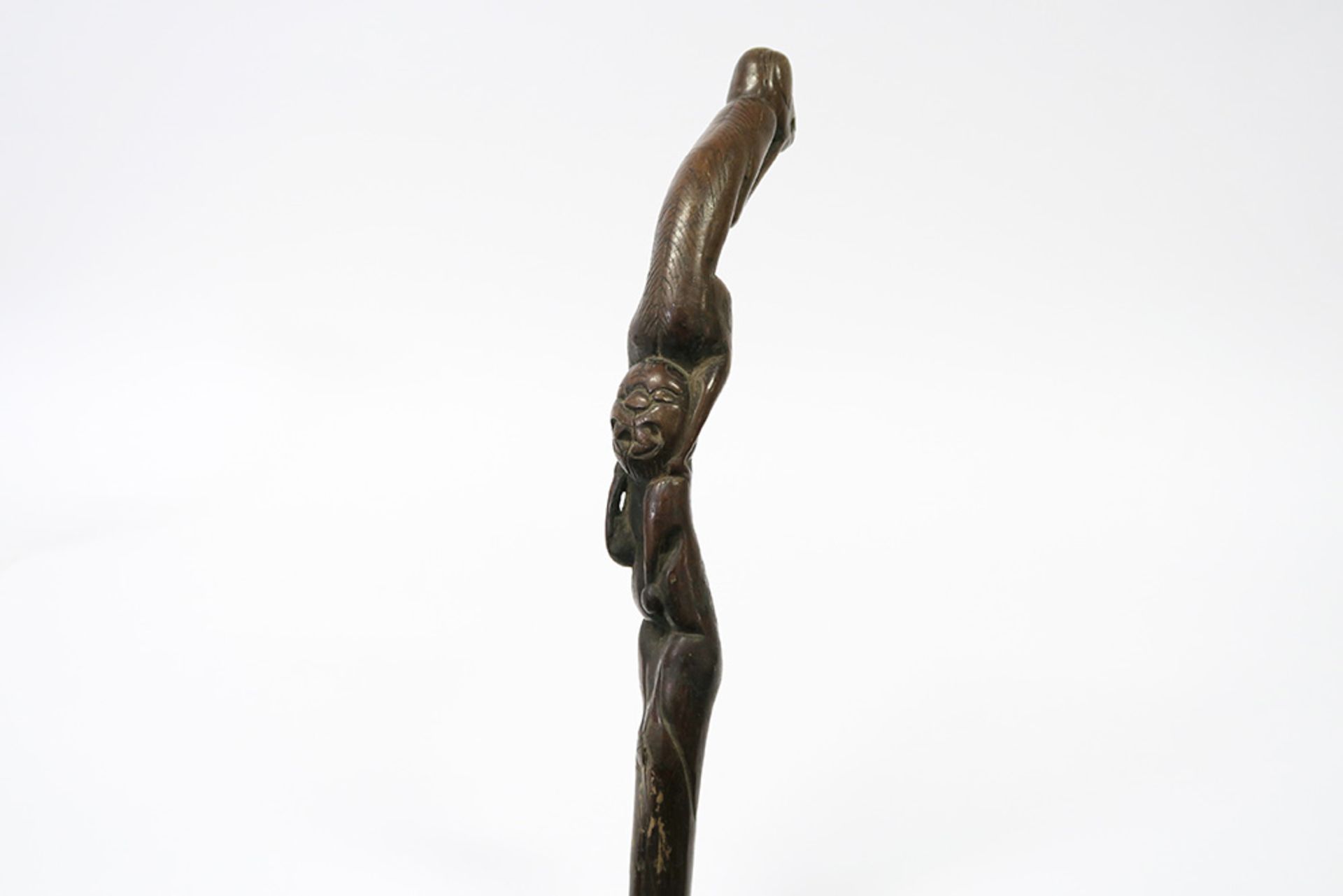 antique Chinese walkingstick with a figure in wood || Antieke Chinese wandelstok met als greep een - Image 3 of 4