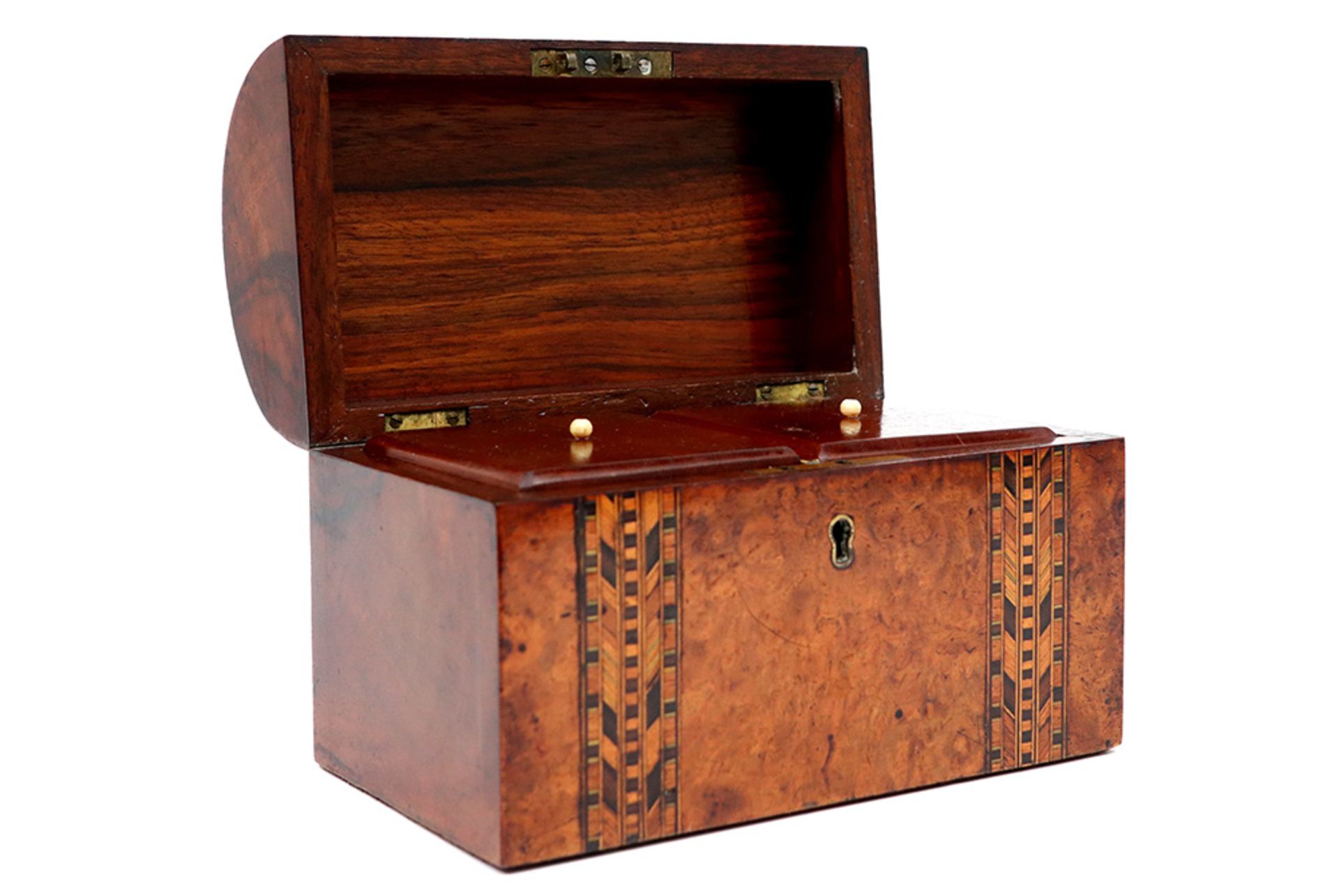 19th Cent. English tea box in burr of walnut and Stowbridge marquetry || Negentiende eeuwse - Image 2 of 4