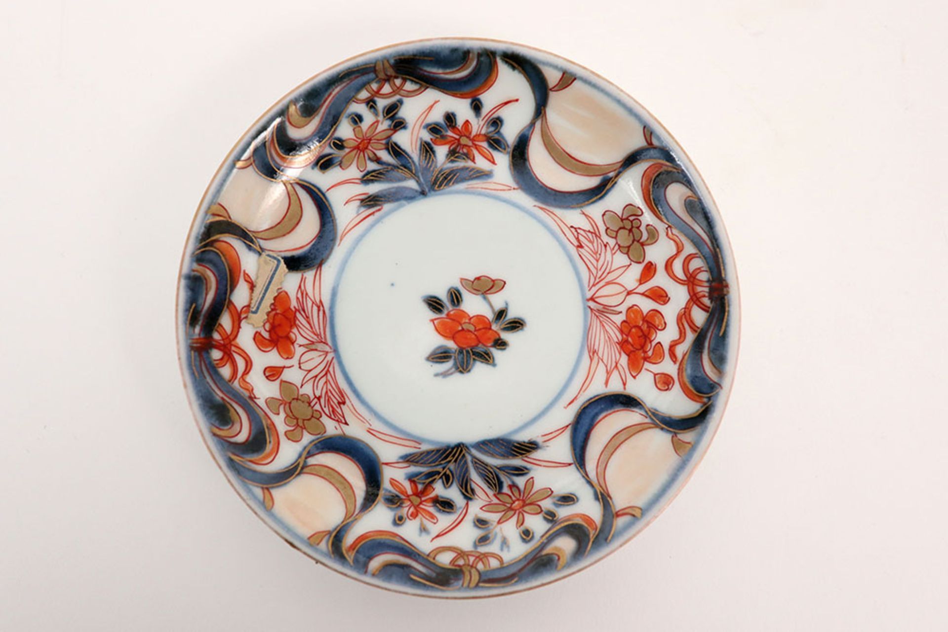 series of six 18th Cent. Chinese sets of cup and saucer in porcelain with Imari decor || Reeks van - Image 5 of 6