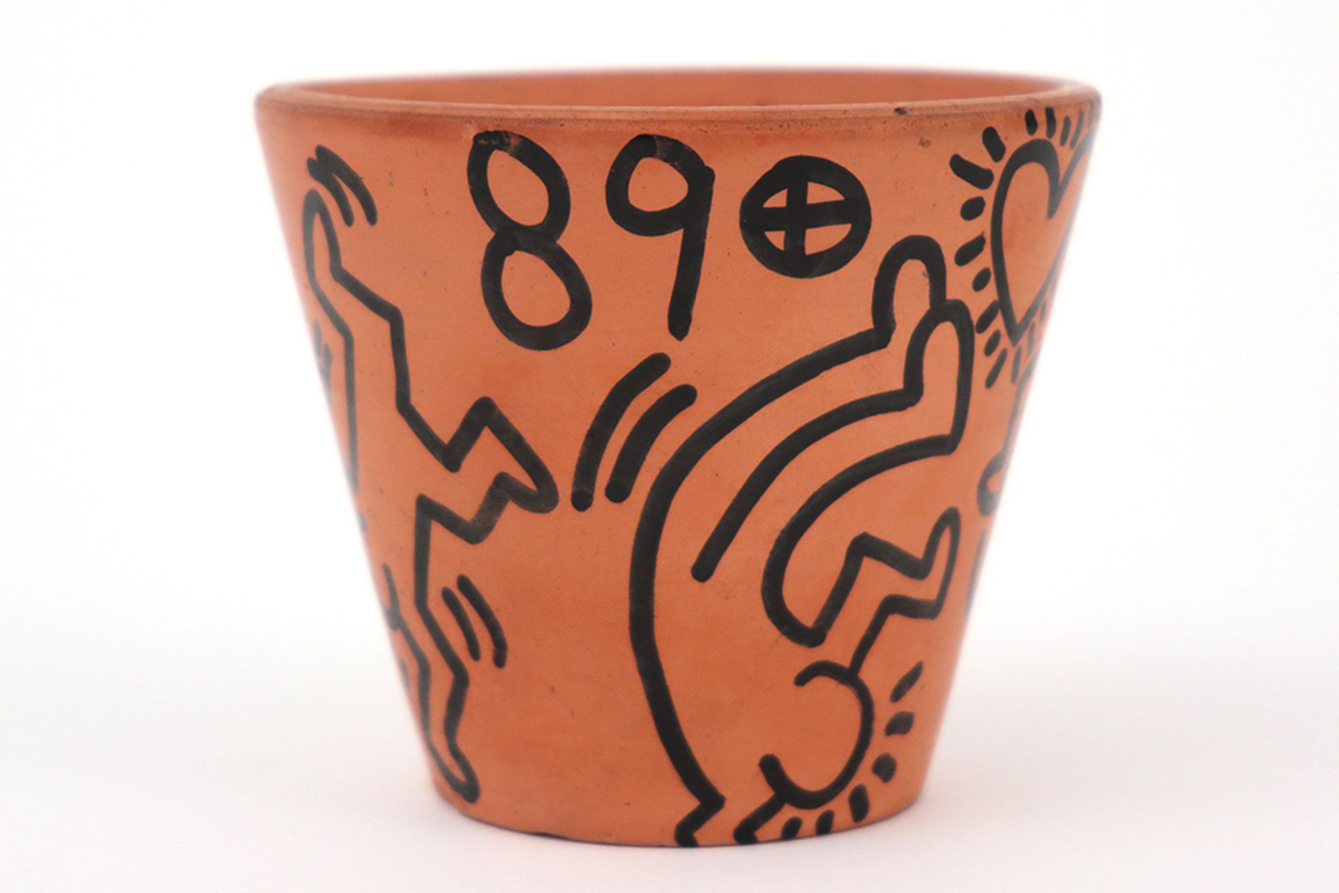 Keith Haring signed drawing in felt-tip pen on ceramic flower pot - dated (19)89 || HARING KEITH ( - Image 6 of 7