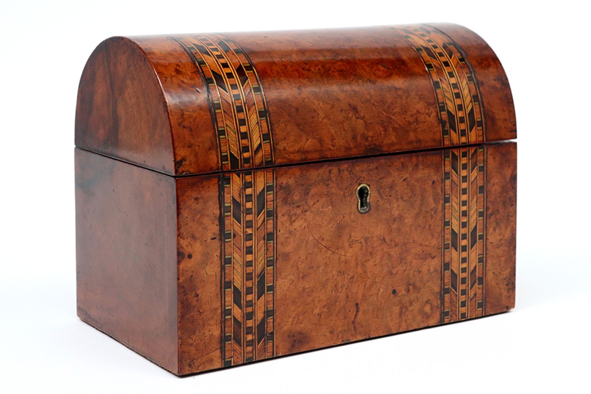 19th Cent. English tea box in burr of walnut and Stowbridge marquetry || Negentiende eeuwse