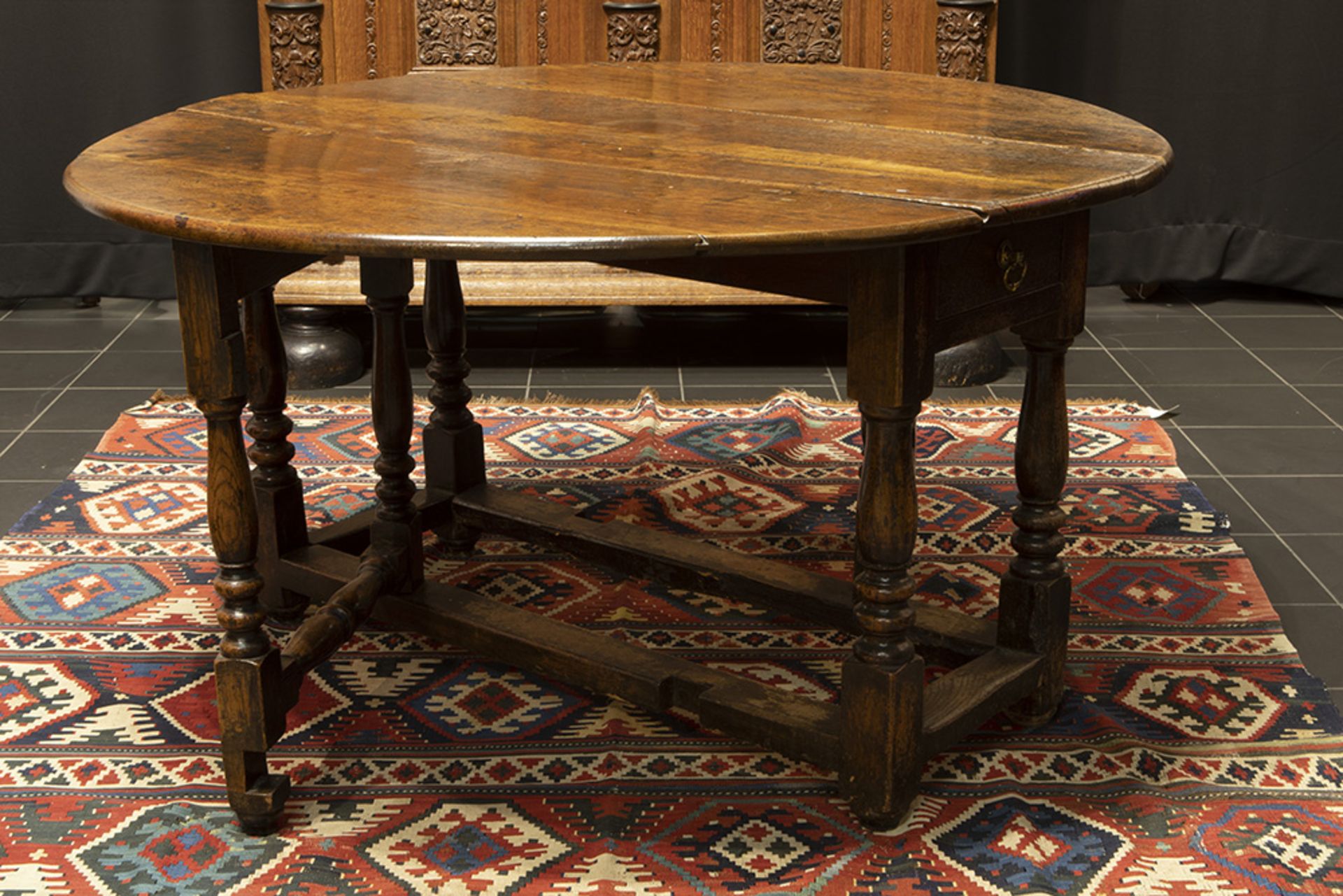 18th Cent. English oak gateleg table with drawer || Goede achttiende eeuwse Engelse gatelegtafel met