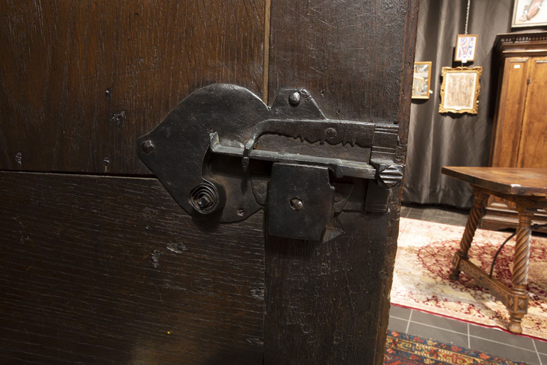 small 18th Cent. oak one door armoire || Achttiende eeuws eendeurskastje in mooi gepatineerde eik - Image 4 of 4