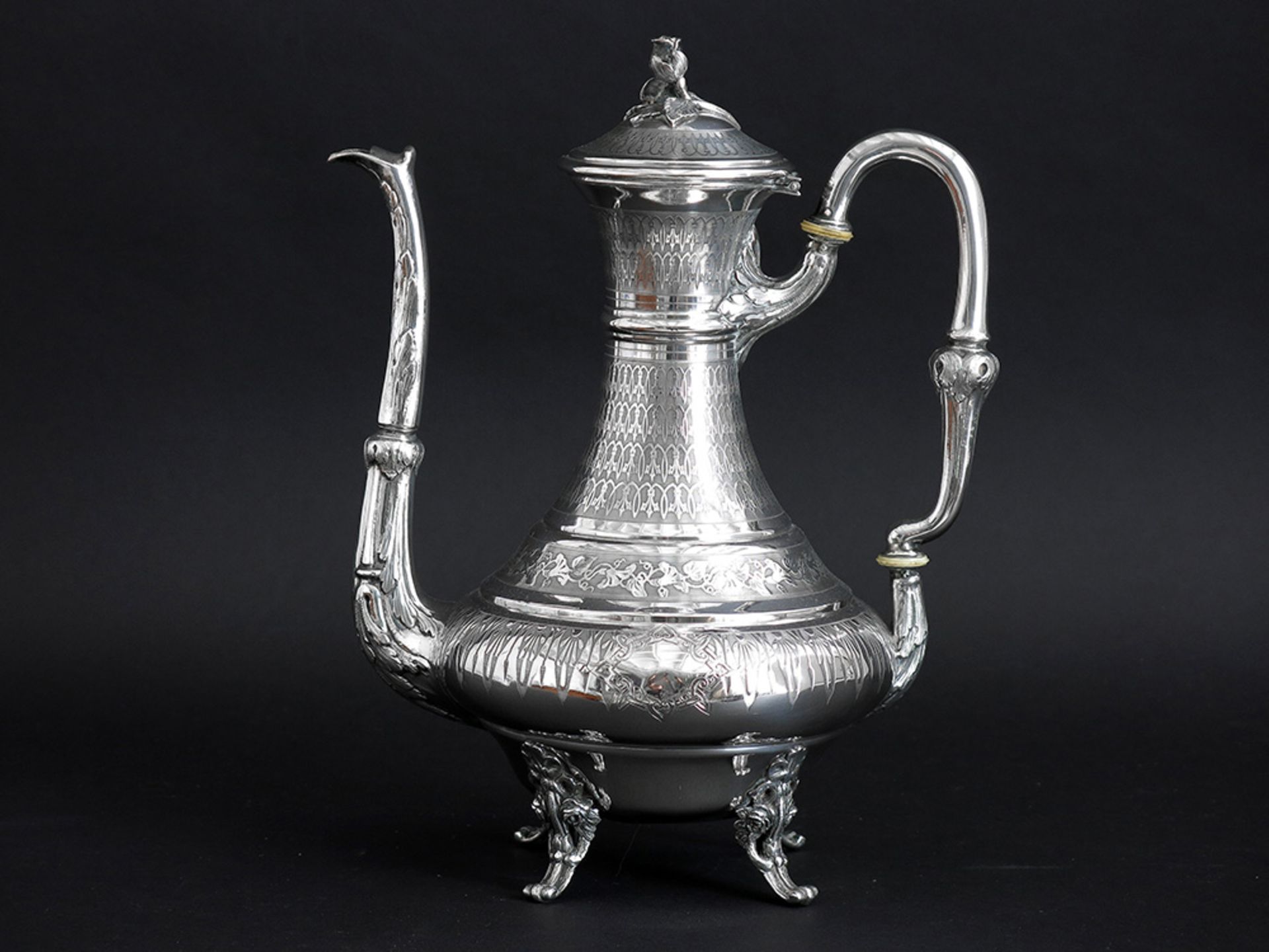 antique French coffee pot in marked silver || Fraaie antieke Franse koffiekan met elegante,