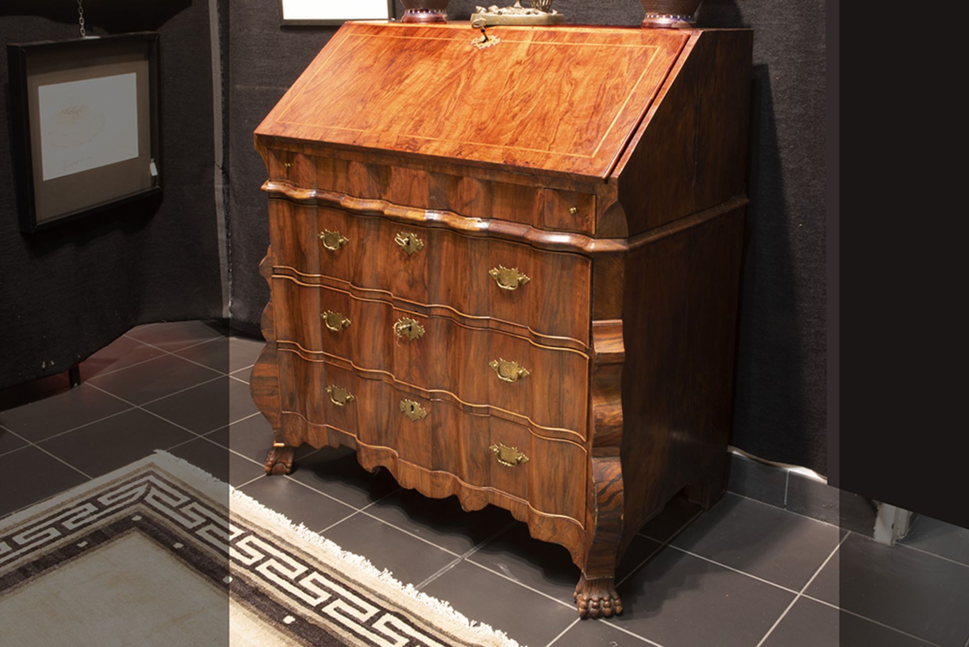 beautiful 18th Cent. Dutch bureau (with serpentine front) in burr of walnut and walnut ||