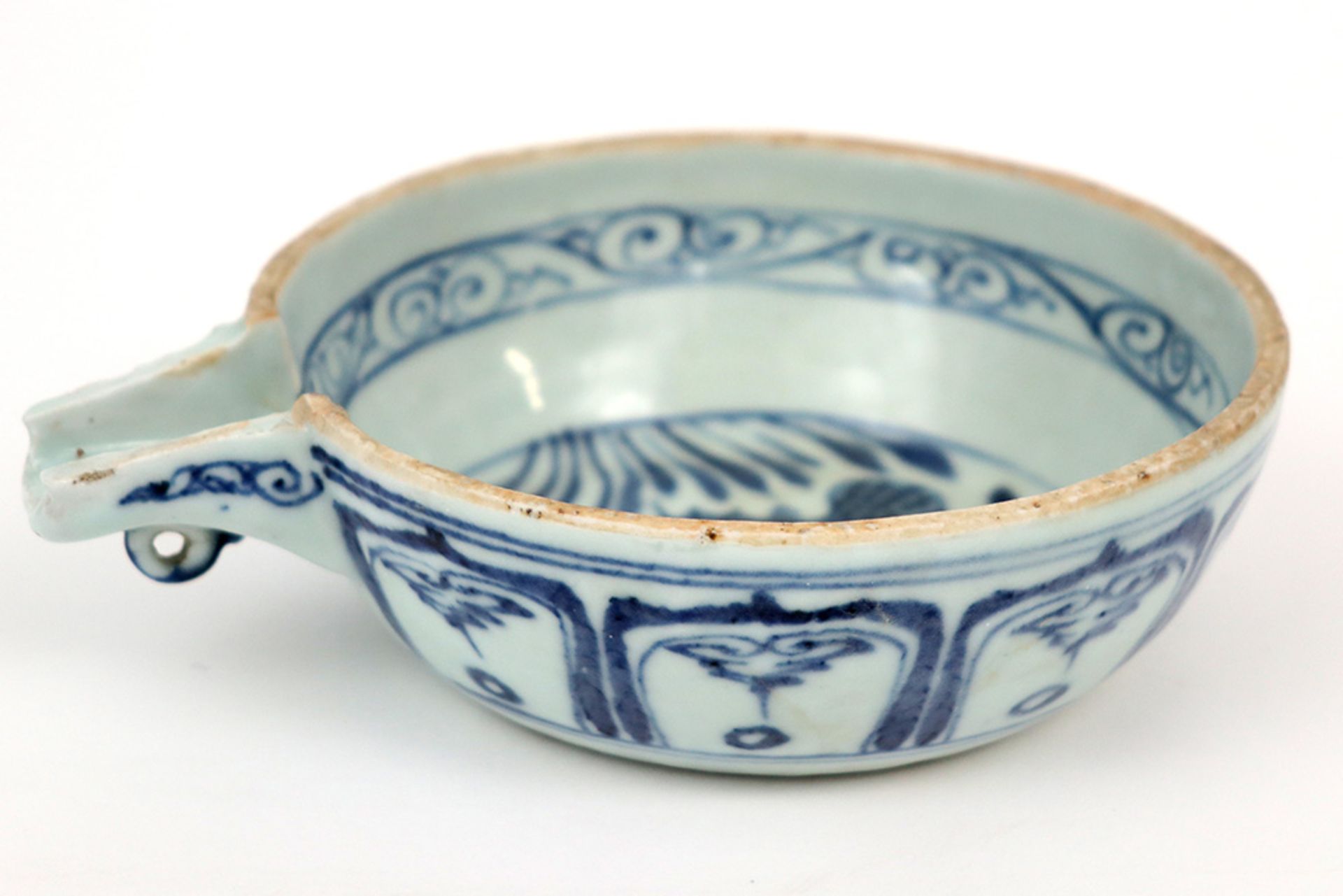 antique Chinese bowl with spout in porcelain with blue-white decor || Antiek Chinees schaaltje met