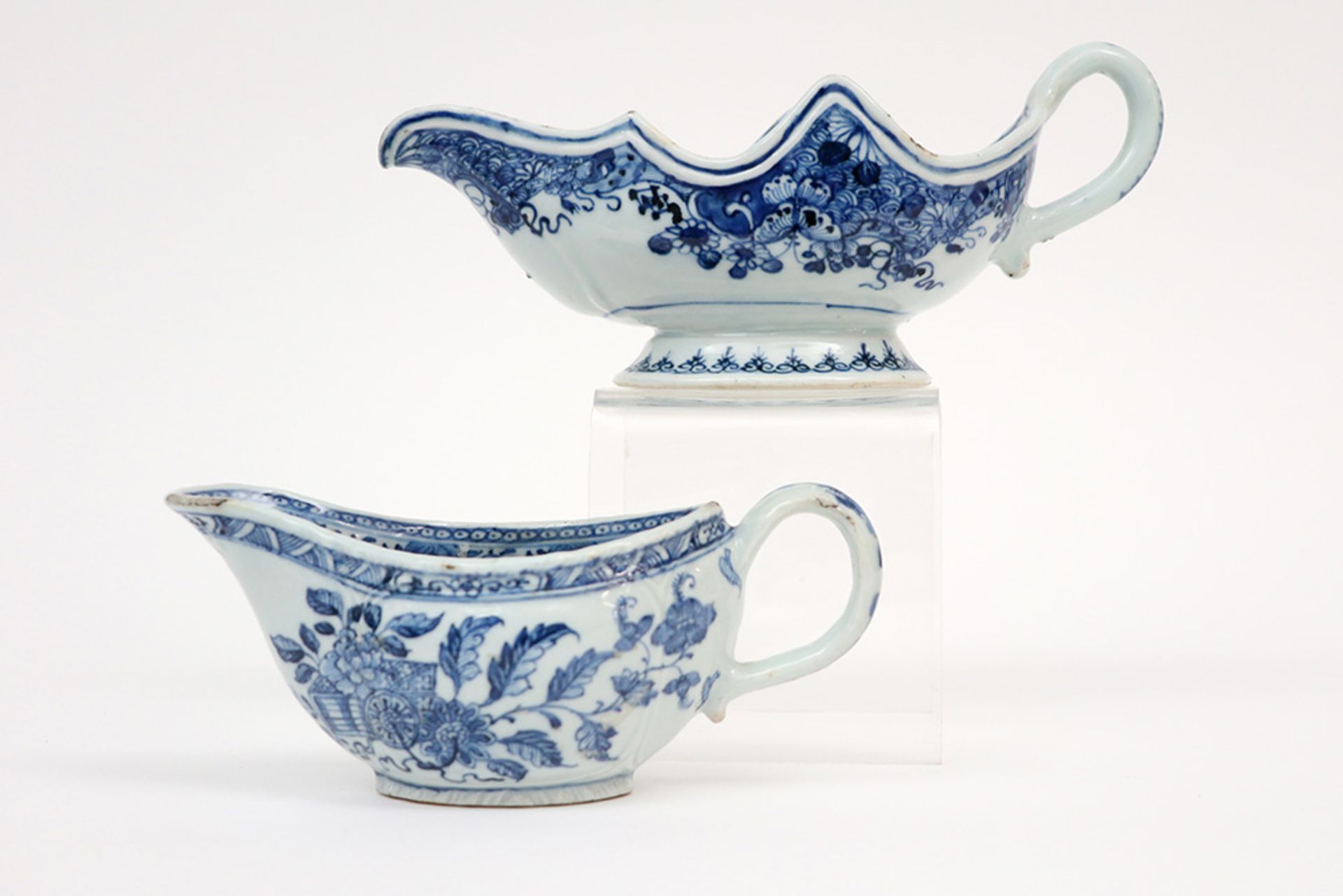 two 18th Cent. Chinese sauce boats in porcelain with blue-white decor || Lot van twee achttiende - Image 2 of 4
